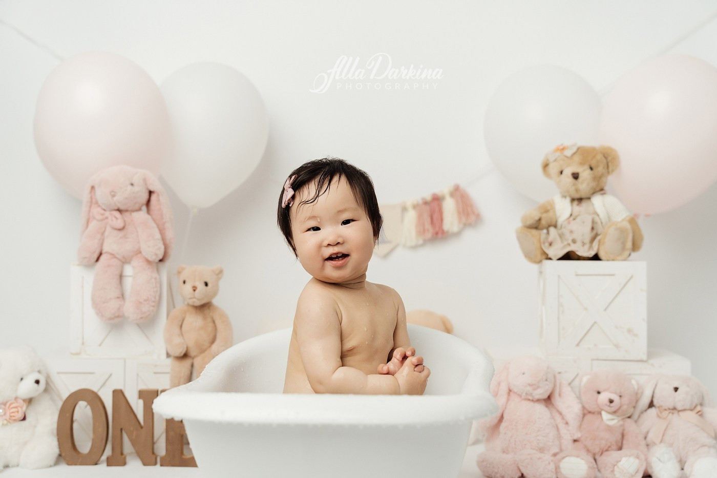 Cake smash session. Newborn and family photographer. Hills District. Sydney