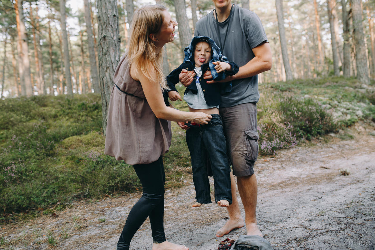 Ģimenes fotosesija pie jūras ar slapjām biksēm
