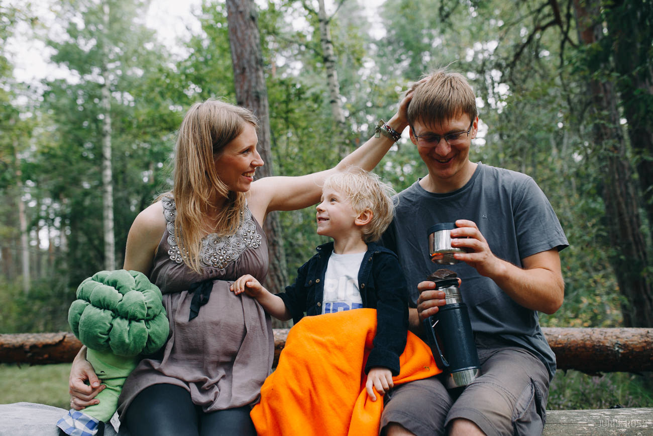 Ģimenes fotosesija pie jūras ar slapjām biksēm