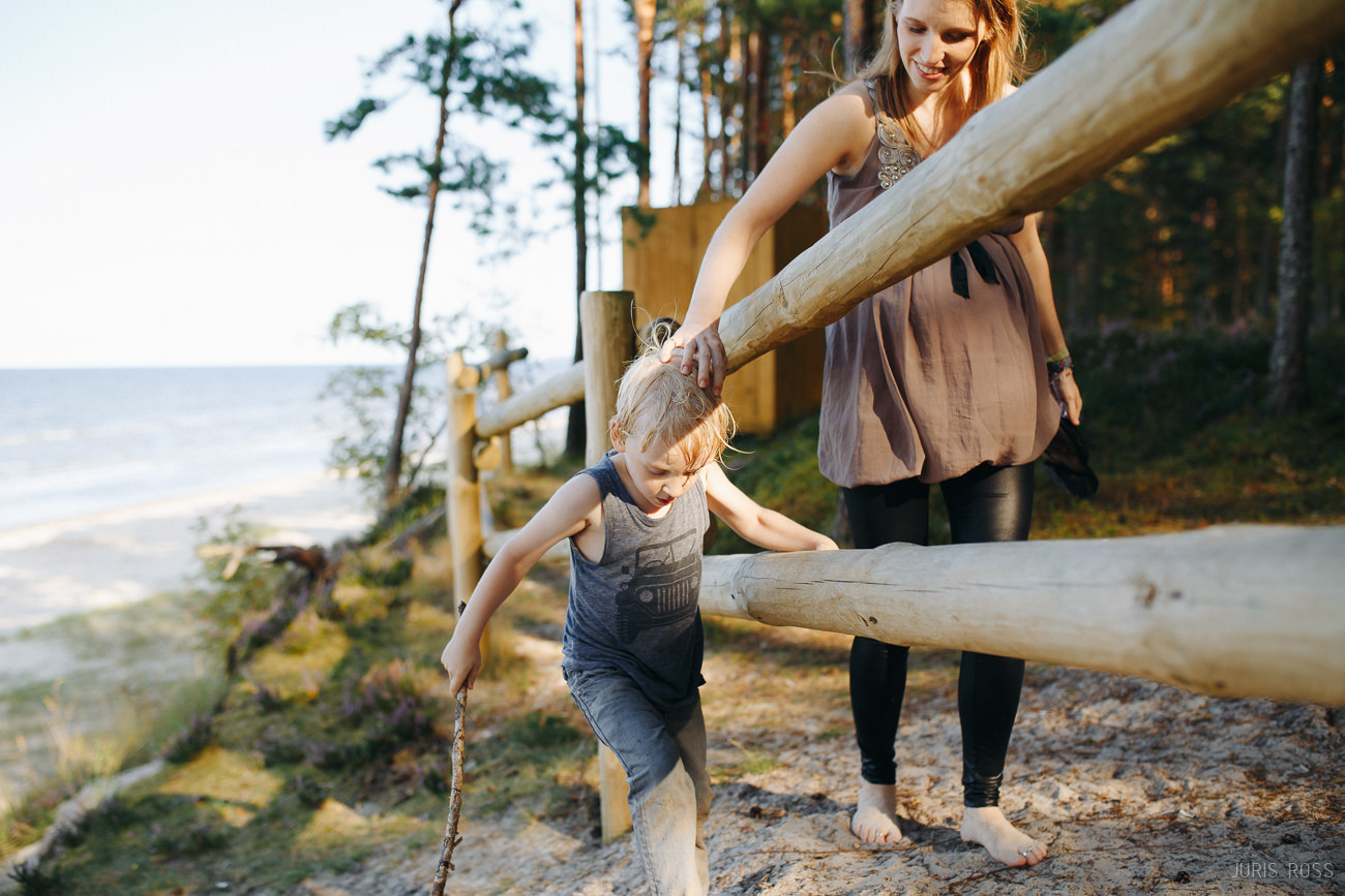 Ģimenes fotosesija pie jūras ar slapjām biksēm