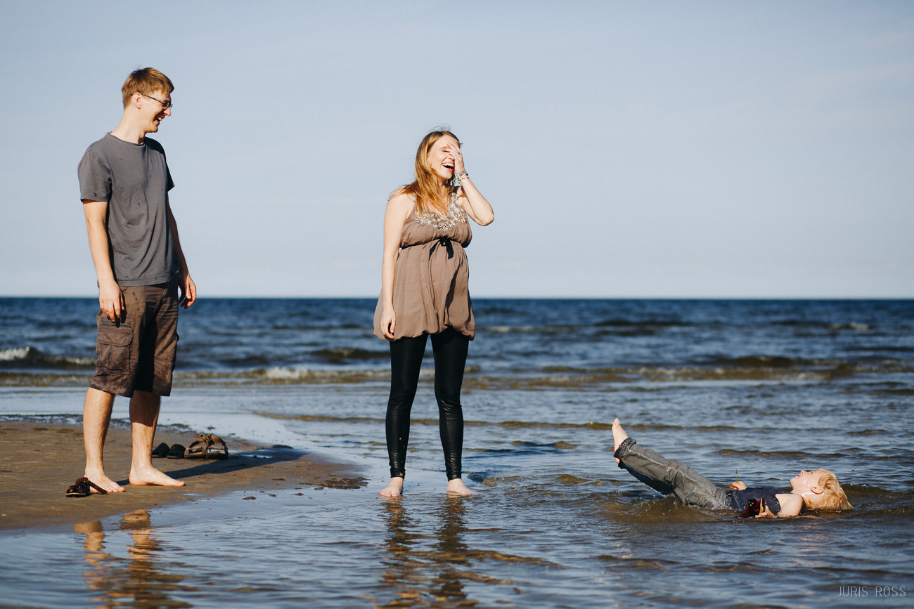 Ģimenes fotosesija pie jūras ar slapjām biksēm