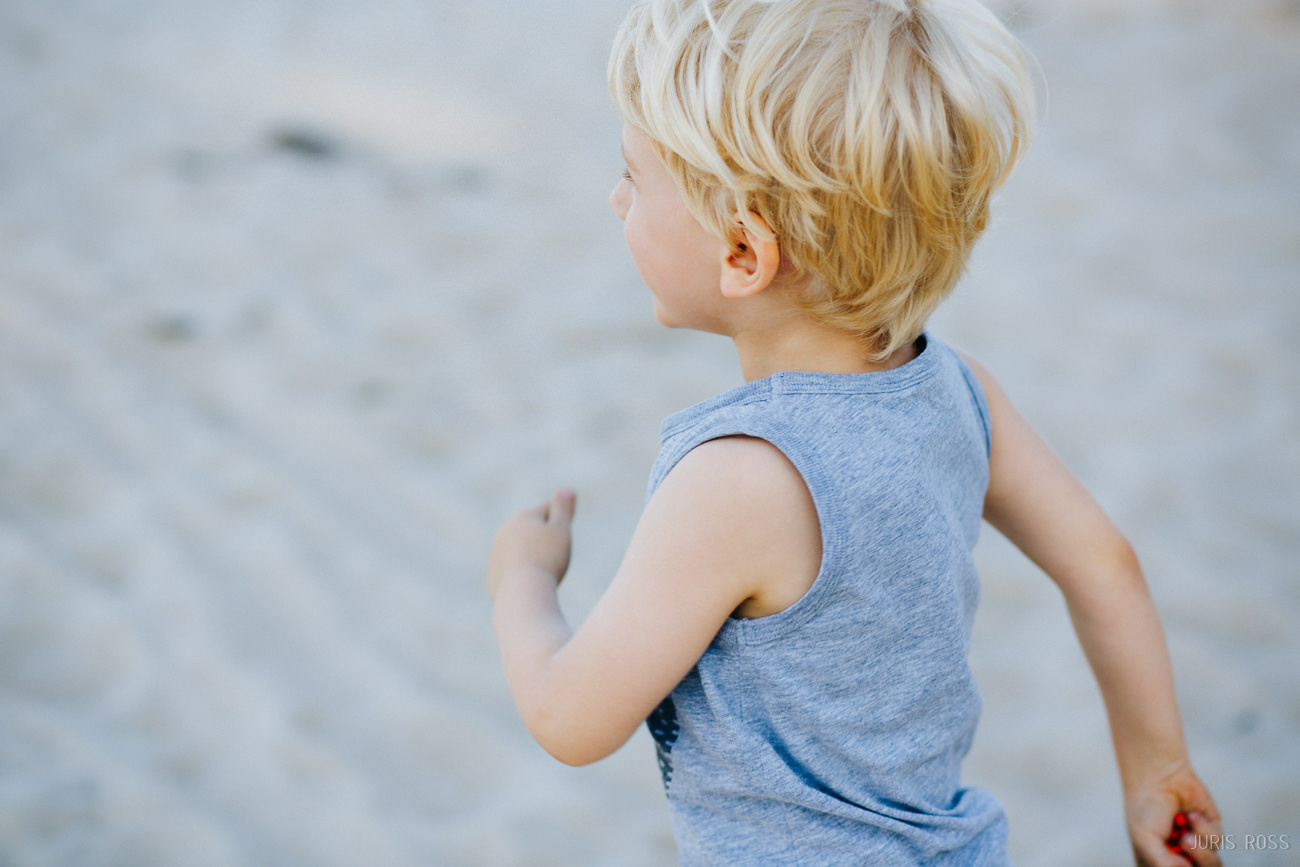 Ģimenes fotosesija pie jūras ar slapjām biksēm
