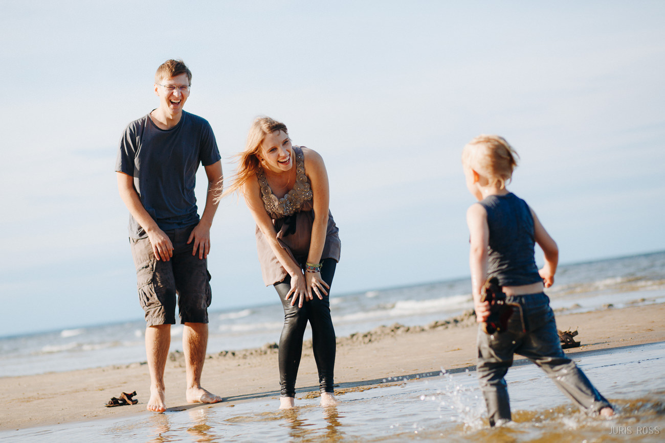 Ģimenes fotosesija pie jūras ar slapjām biksēm