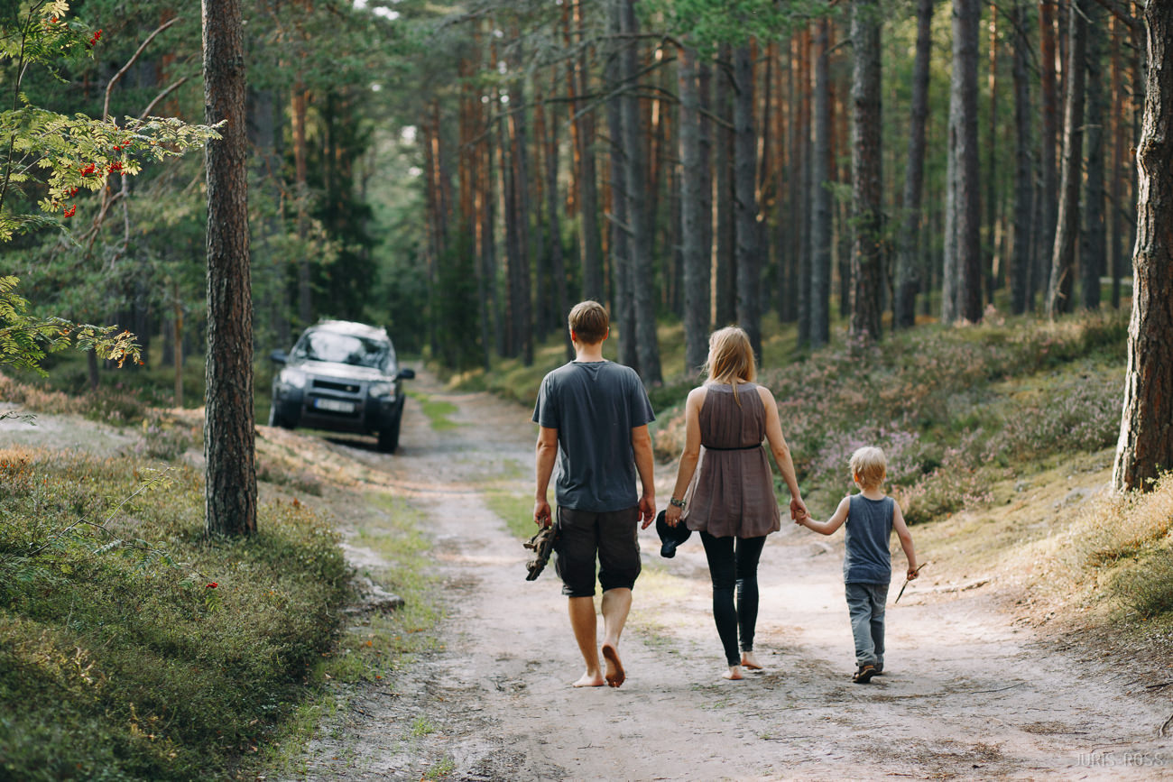 Ģimenes fotosesija pie jūras ar slapjām biksēm