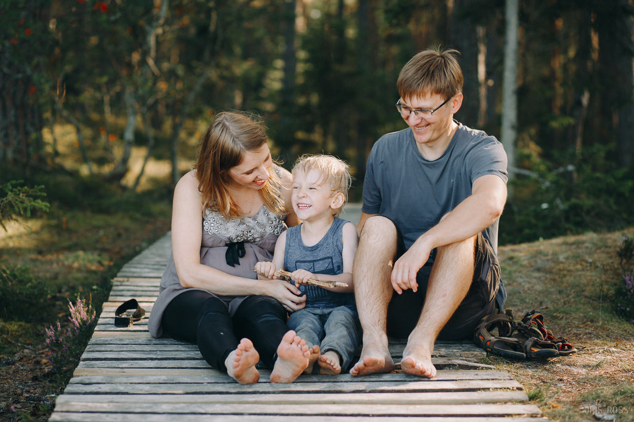 Ģimenes fotosesija pie jūras ar slapjām biksēm