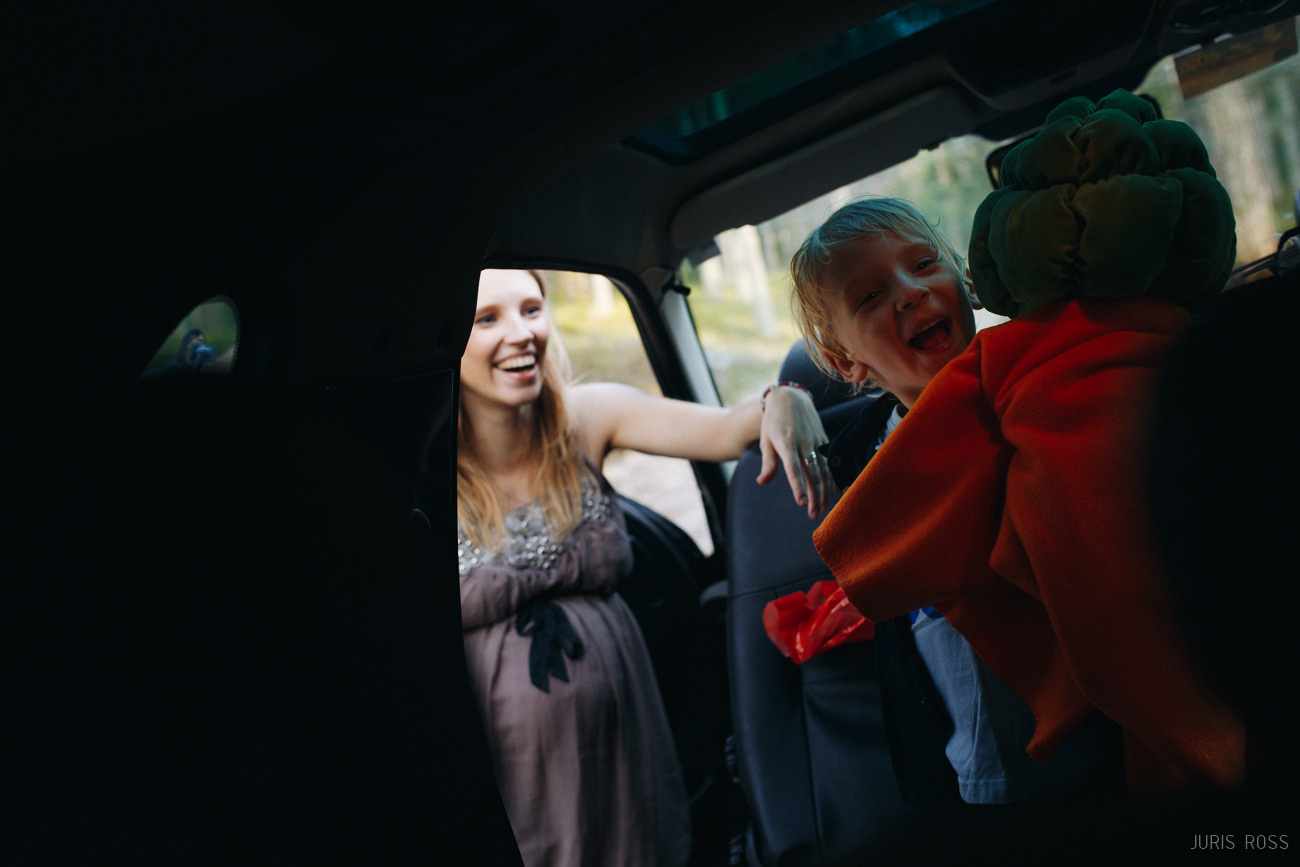 Ģimenes fotosesija pie jūras ar slapjām biksēm