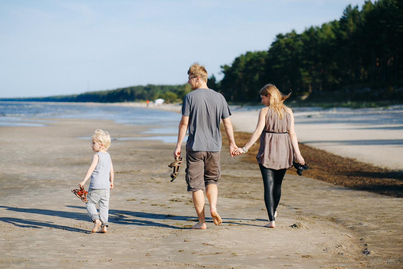 Ģimenes fotosesija pie jūras ar slapjām biksēm