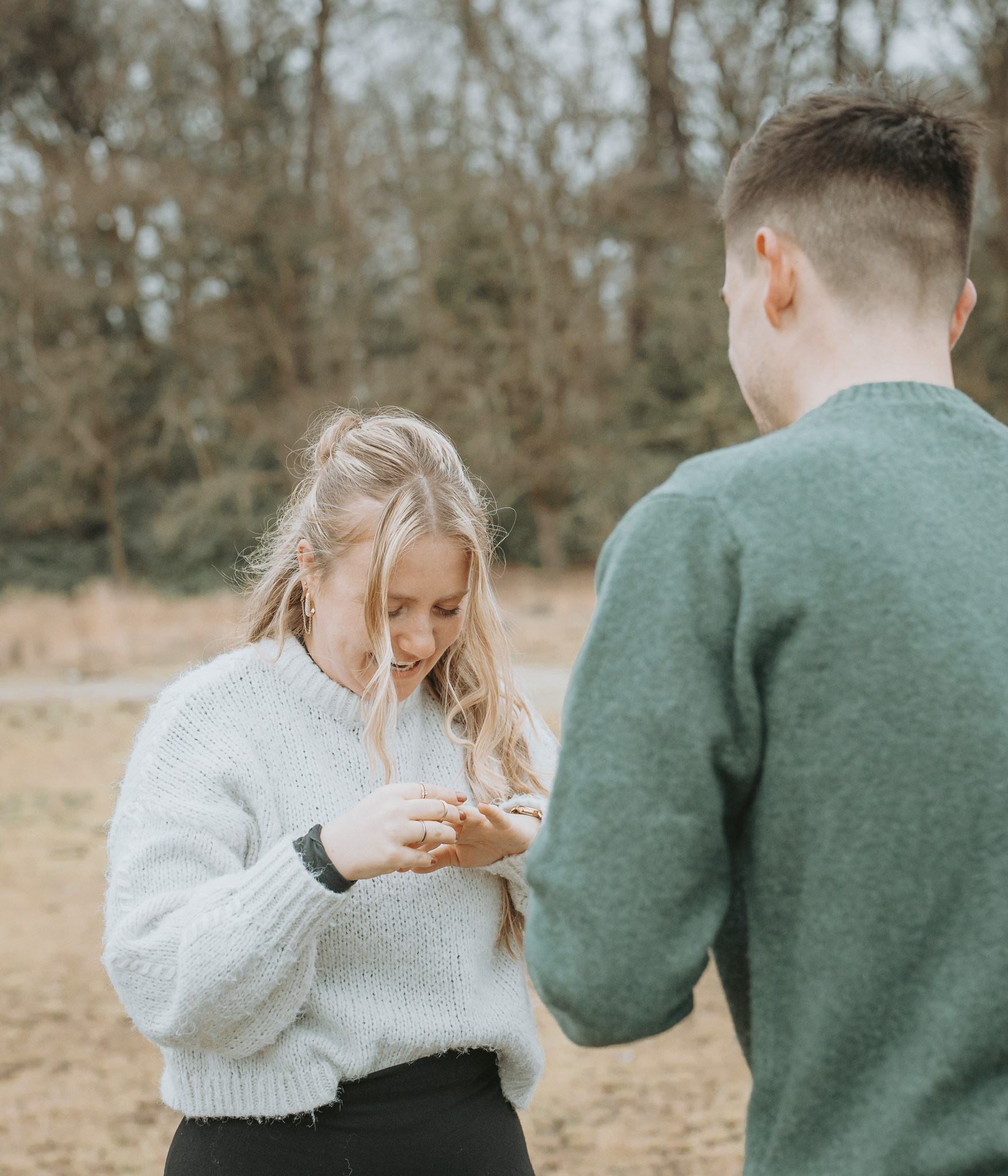 Koppel omhelst elkaar na verlovingsaanzoek - Kapture Fotografie