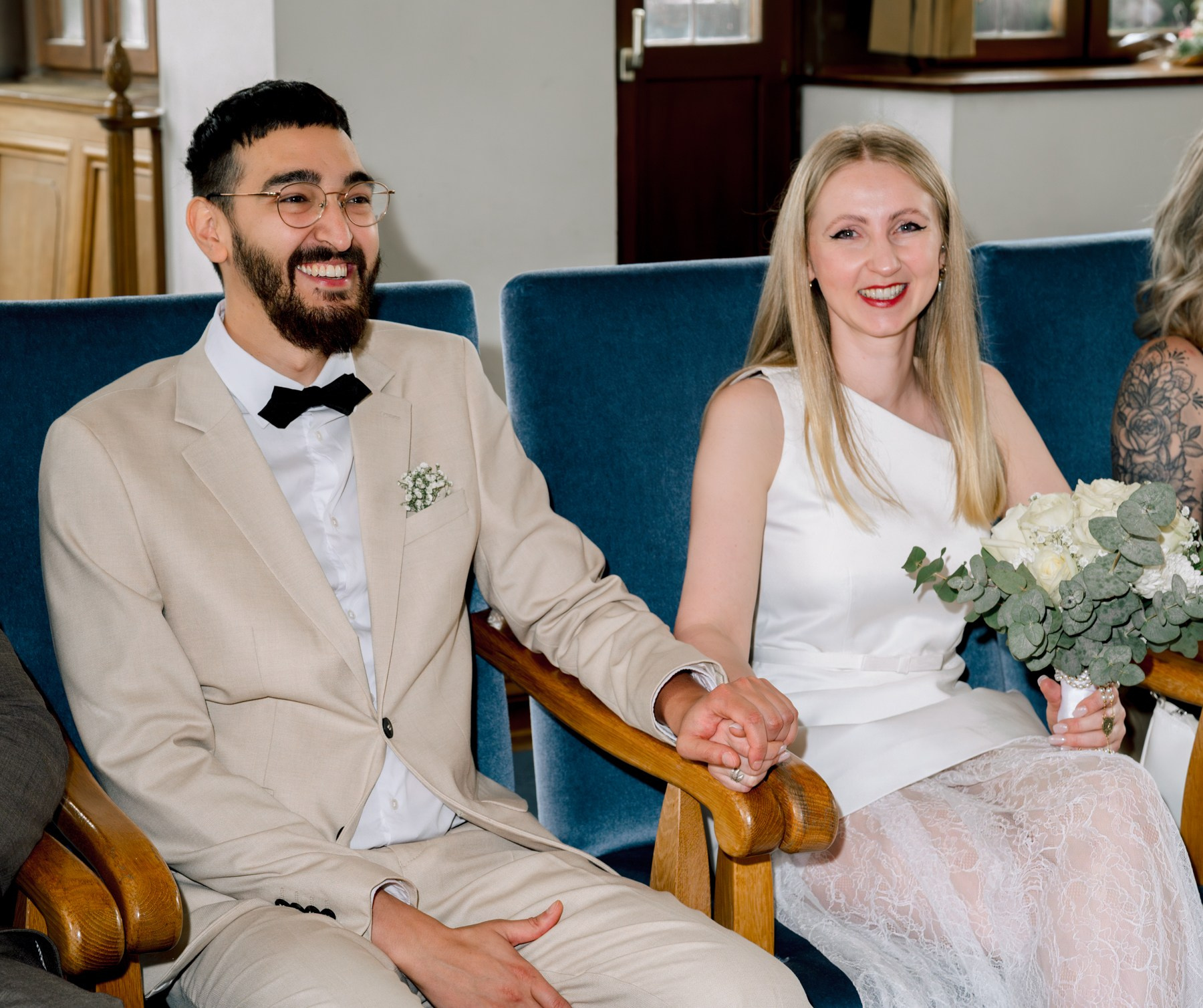 Paul und Tatjana sitzen beim Standesamt in Schweinfurt