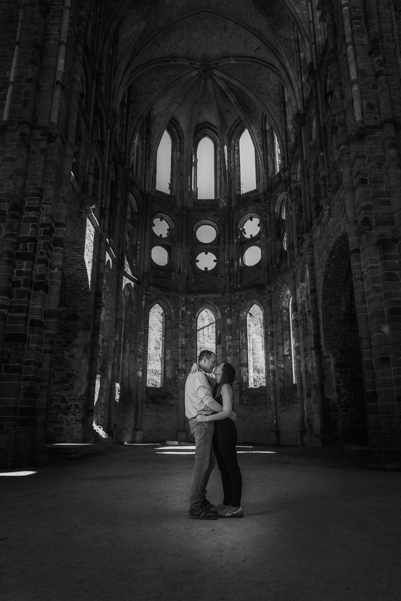 Spontane loveshoot in de oude gangen van de abdij met Tamara & Gert - Kapture Fotografie