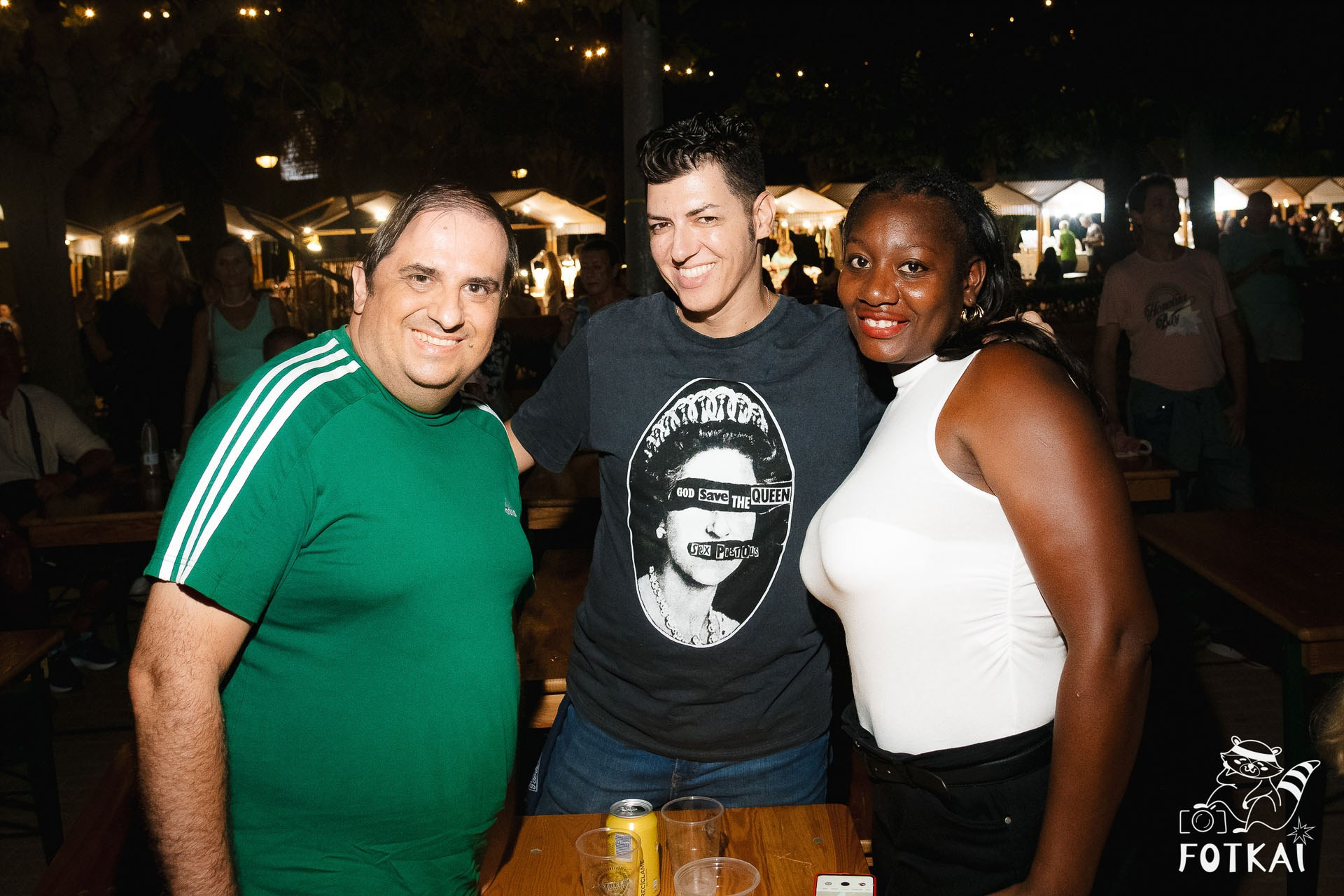 Фотоотчёт Street Food Market Torrevieja — Seguridad Social & Las Hienas DJs | FOTKAI