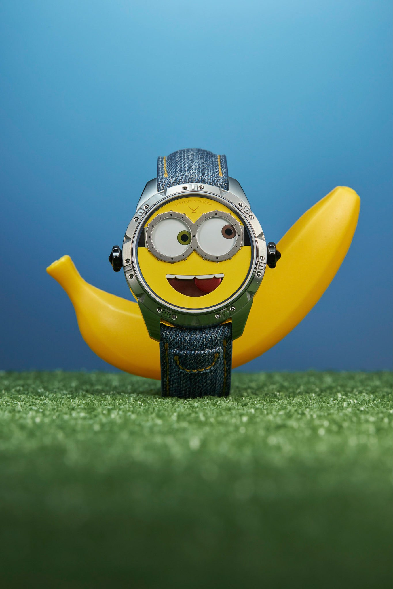 Наручные часы Константина Чайкина wristmon minion с игрушечным бананом - фотограф Андрей Дунин