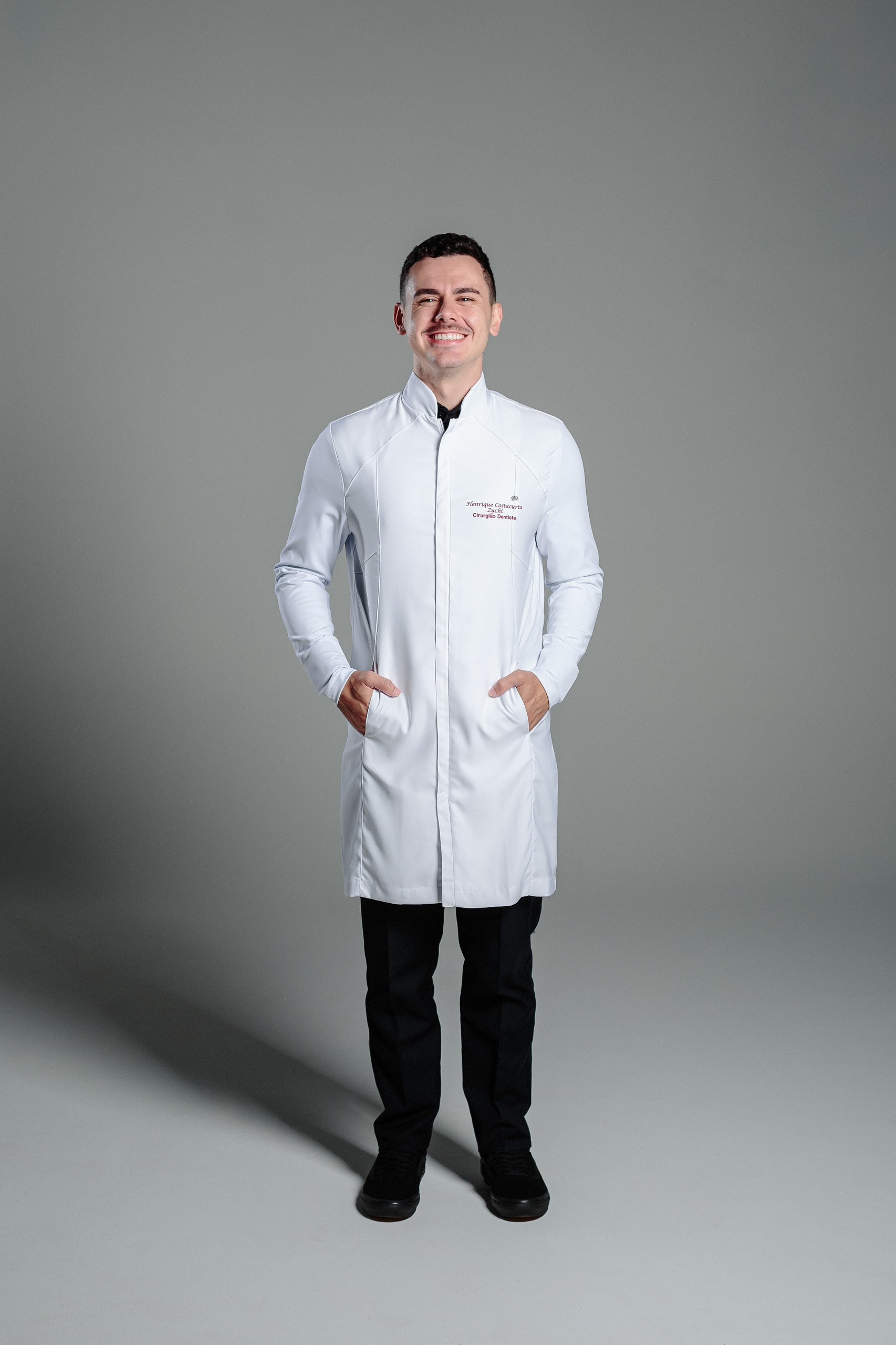 Fotografia de ensaio de formatura em estúdio e clinica de dentista para o Henrique em Itajaí