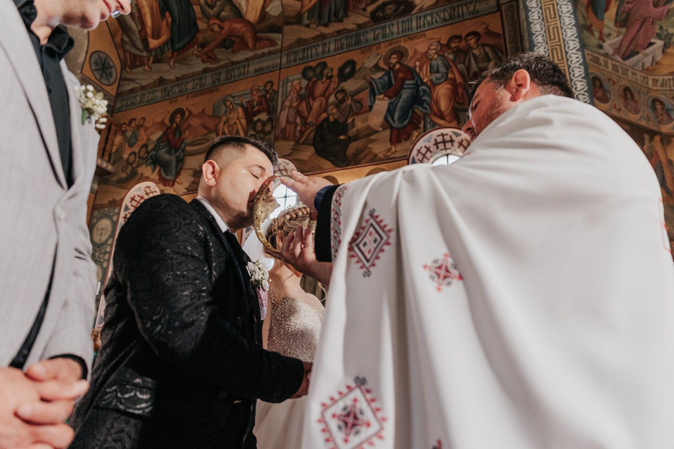 Cuplu la ceremonia religioasă de nuntă în biserică ortodoxă
