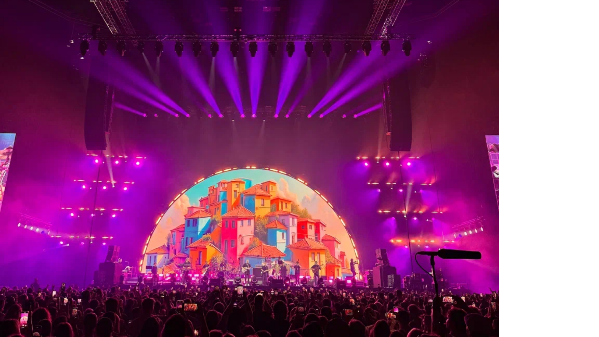 Динамическое световое оформление сцены и круглый LED экран с контентом