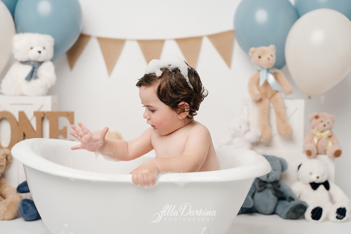 Teddy bear cake smash session. Newborn and family photographer. Hills District. Sydney