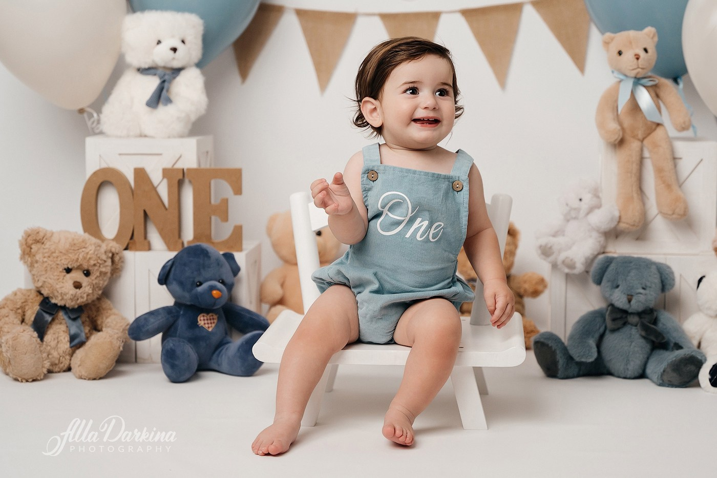 Teddy bear cake smash session. Newborn and family photographer. Hills District. Sydney