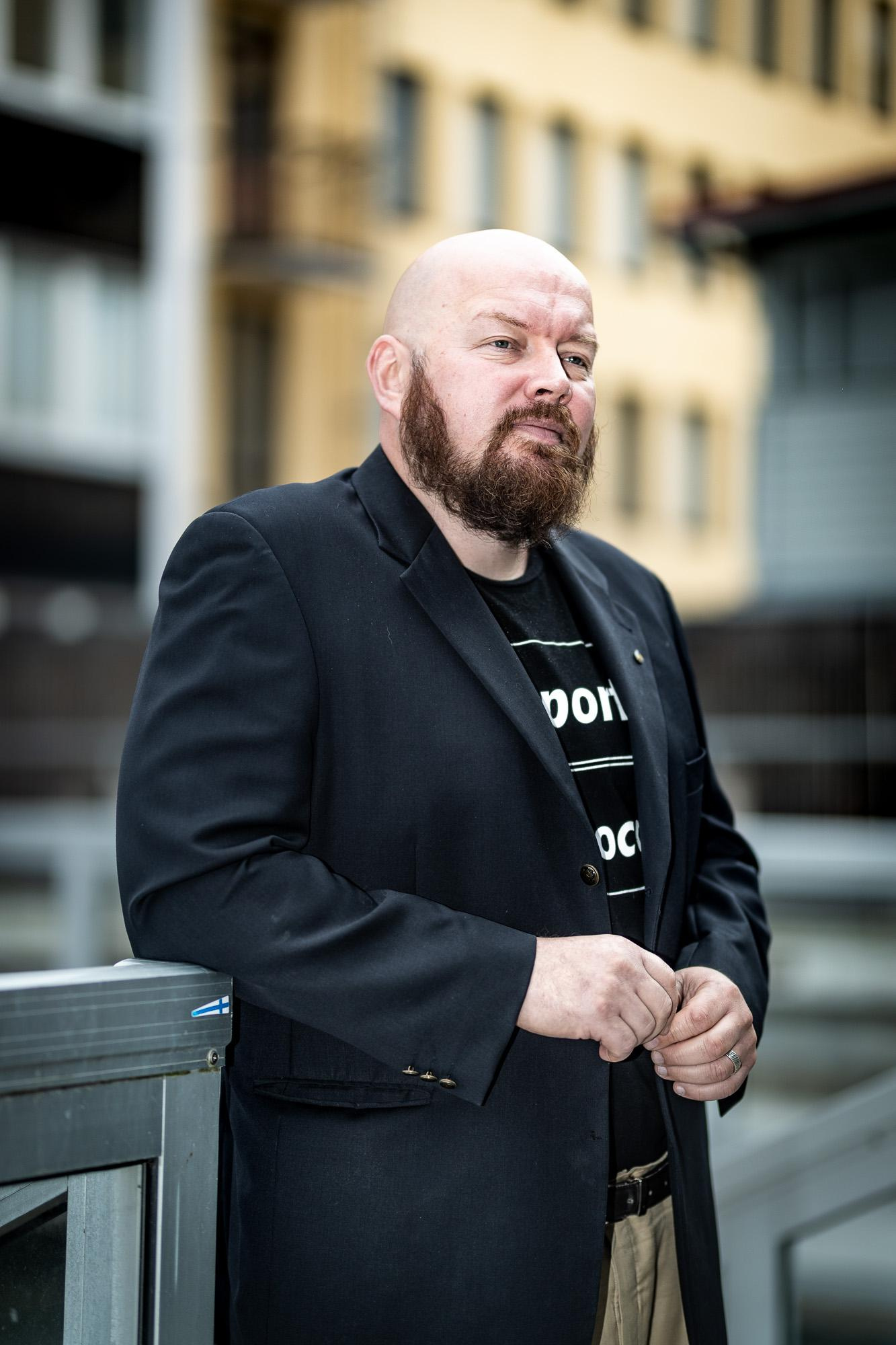 Lehdelle. Valokuvaaja Lahti, Helsinki Elena Salonen