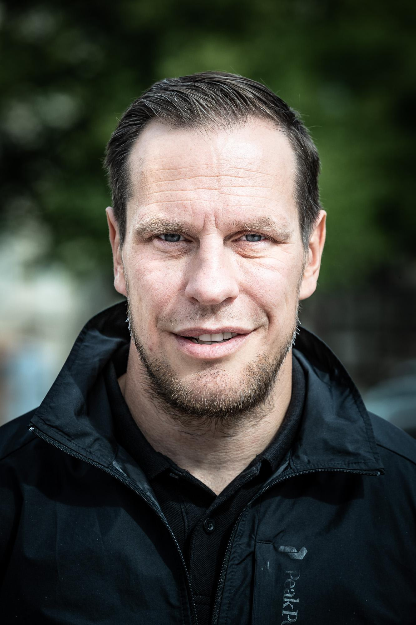 Lehdelle. Valokuvaaja Lahti, Helsinki Elena Salonen