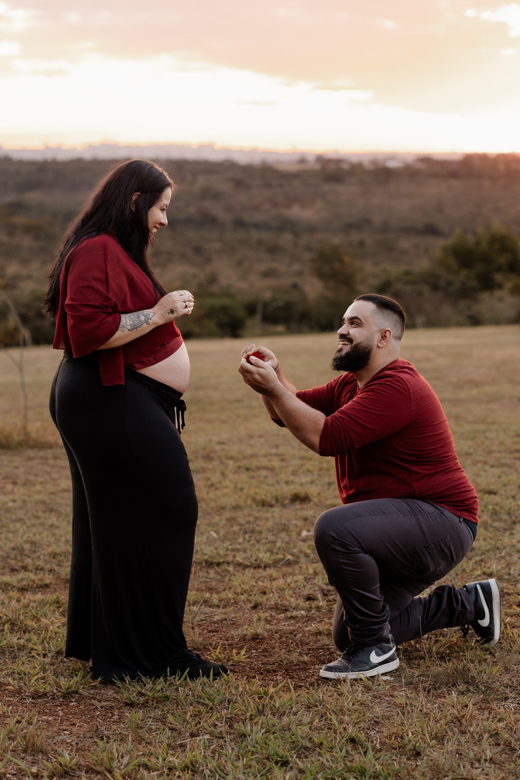 Casal emocionado após pedido de casamento durante o ensaio.