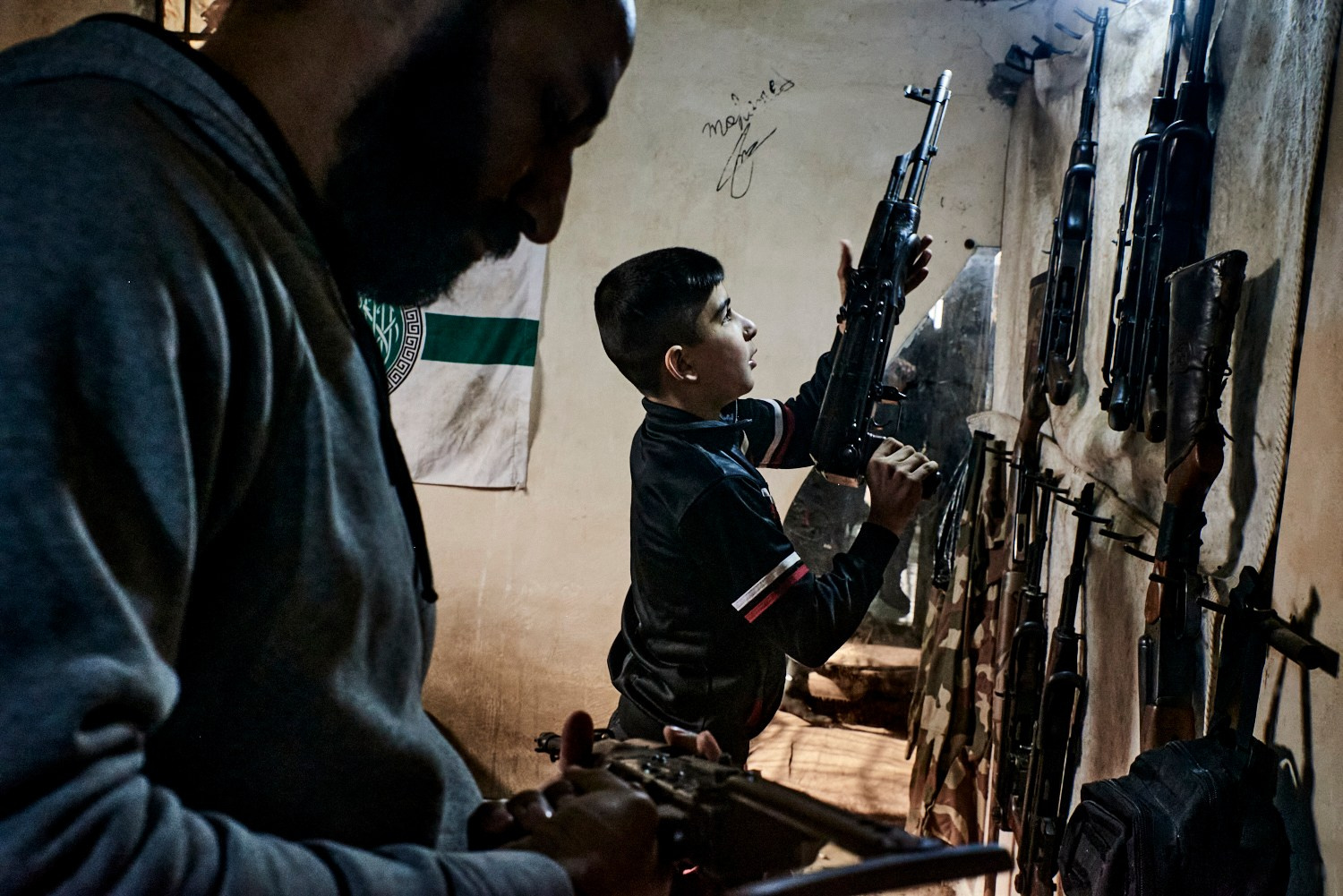 Idlib, 21 décembre 2024 – Hussein, 10 ans, aide son père dans sa boutique d'armes. Depuis que les djihadistes ont pris le contrôle d'Idlib, aux premières années de la guerre civile, et que la ville est restée coupée du reste du pays, les armes y circulent librement. Aujourd'hui, avec l'instabilité politique provoquée par la chute de Bachar al-Assad, le trafic d'armes en Syrie est devenu un sujet central dans les discussions à venir. "Nous ne permettrons absolument pas que des armes échappent au contrôle de l’État", a martelé le nouvel homme fort du pays Ahmed al-Charaa lors d'une conférence de presse le 23 décembre 2024.