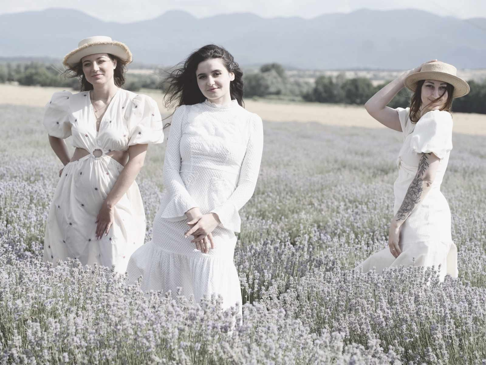 подруги в белых платьях лавандовое поле летняя фотосессия