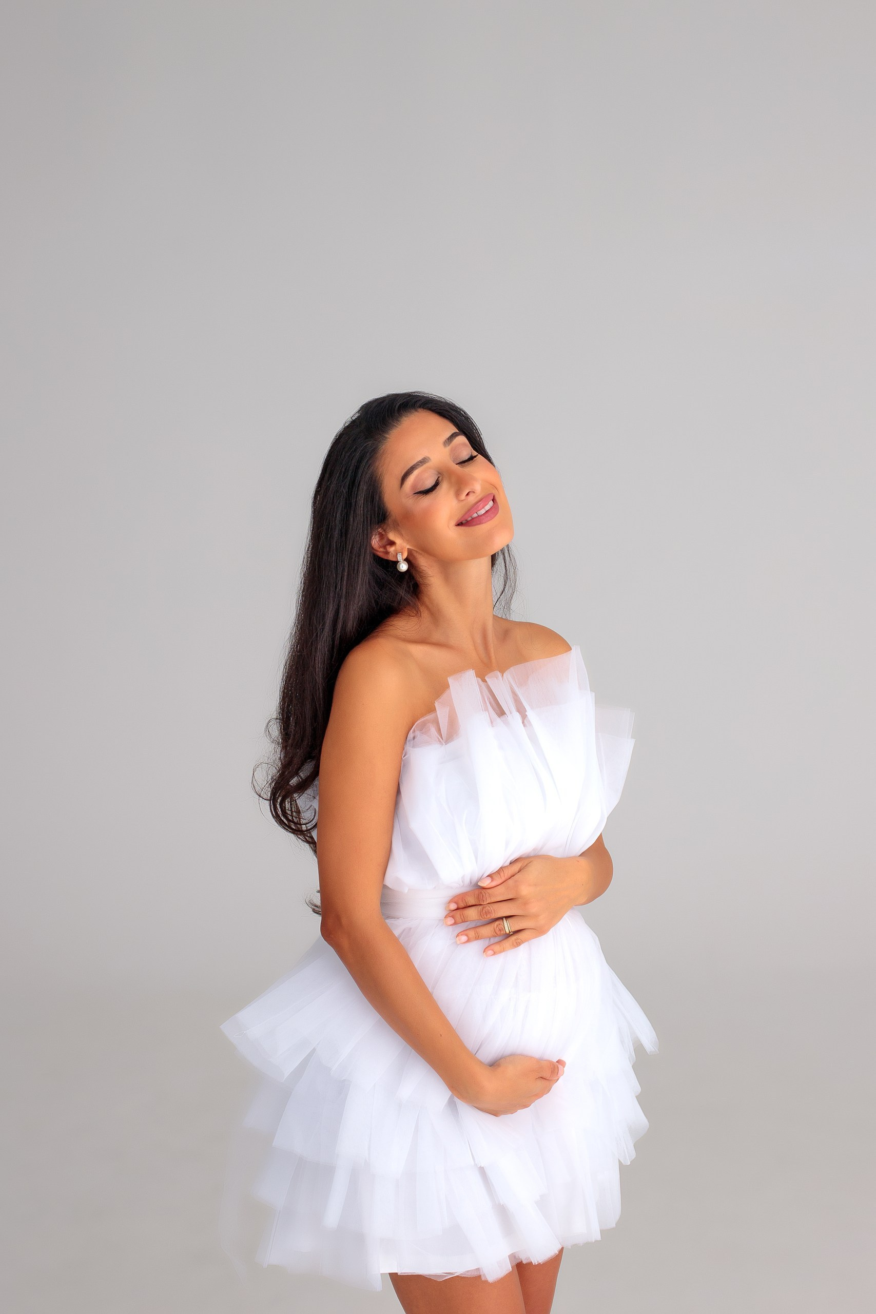 pregnancy shoot modern and minimalist in studio. Heilbronn, Bad Rappenau, Stuttgart