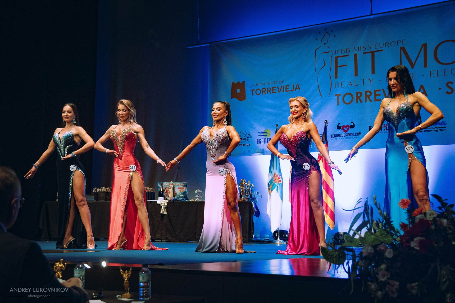 Sesión fotográfica de reportaje para el concurso internacional IFBB Miss Fit Model Europe 2024 en Torrevieja | Fotógrafo Andrey Lukovnikov
