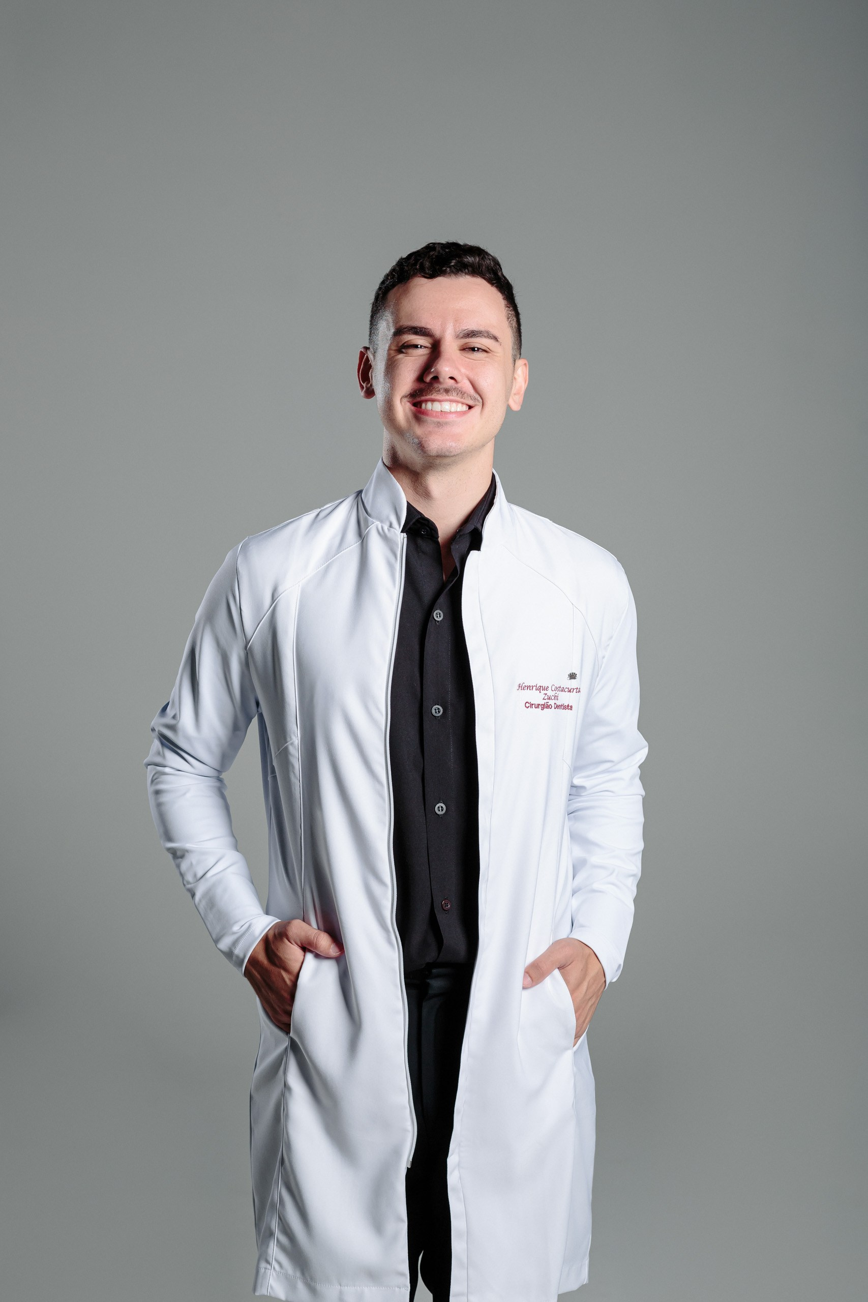 Fotografia de ensaio de formatura em estúdio e clinica de dentista para o Henrique em Itajaí