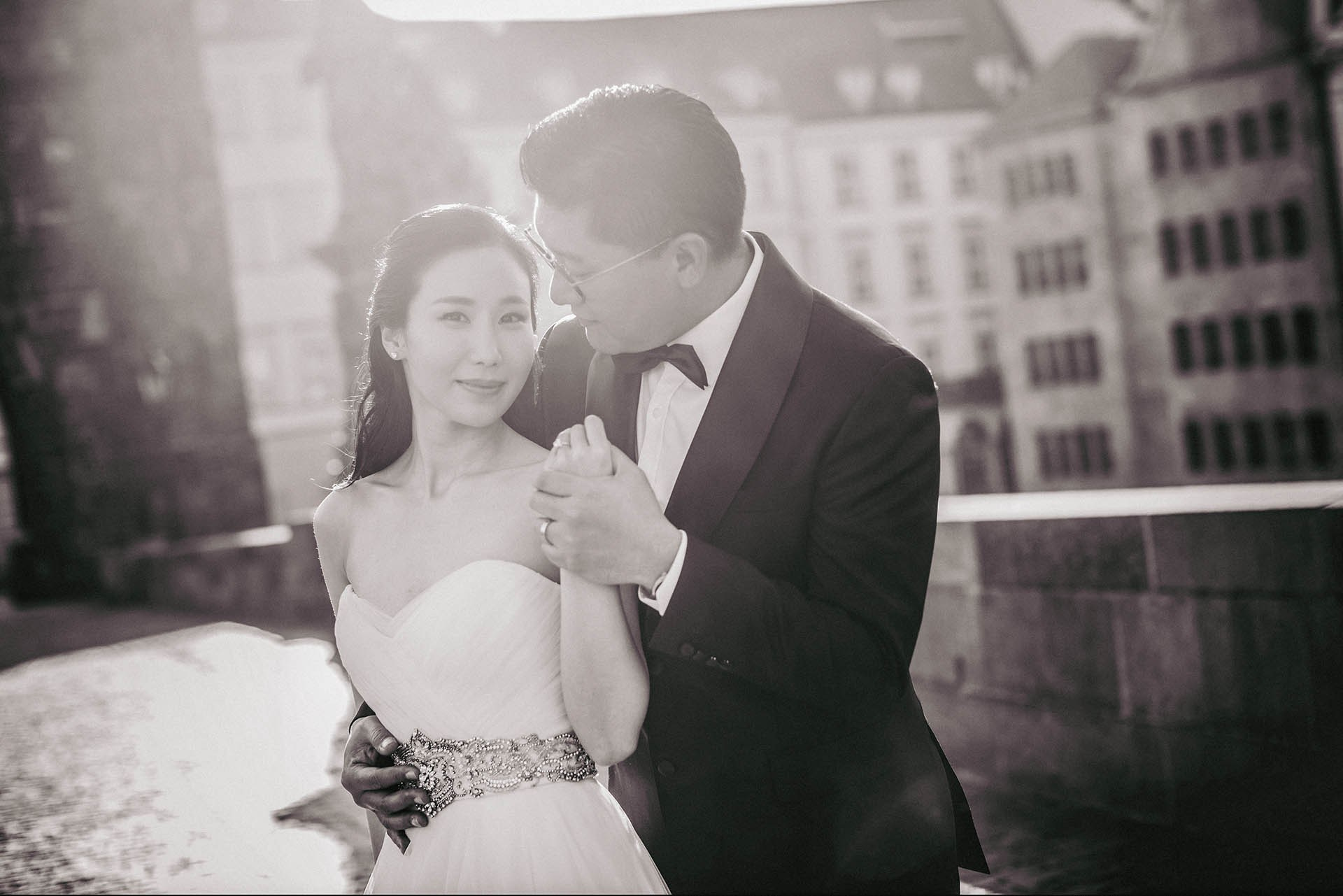 Catherine Cedric Son sunrise embrace Charles Bridge portrait.