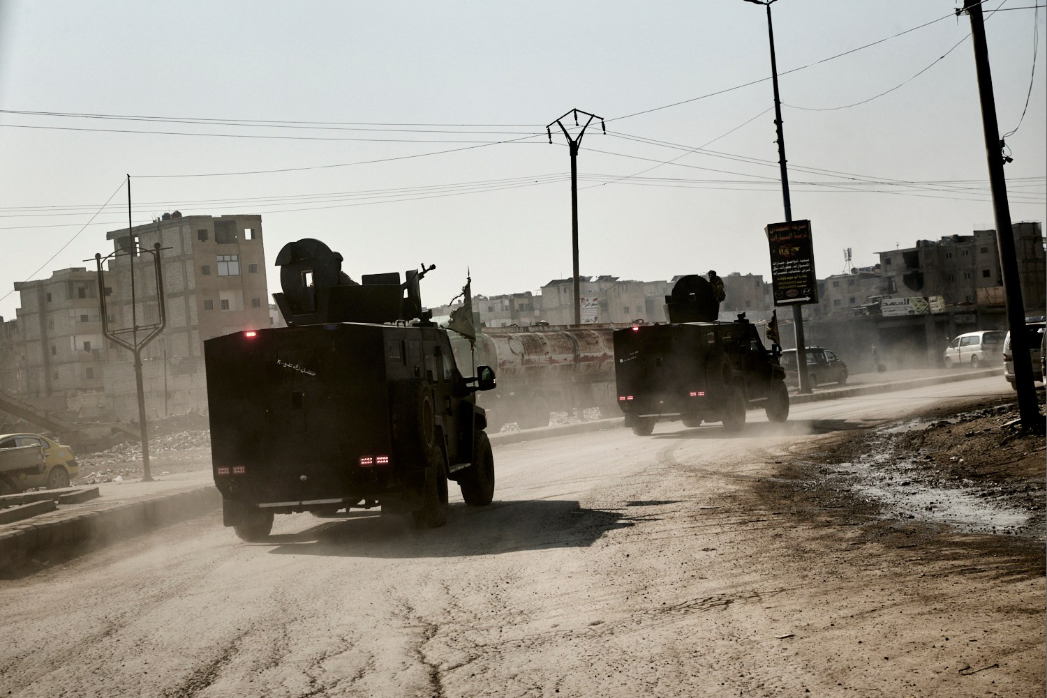 Raqqa, 9 février 2025 – Patrouille des troupes d'assaut de la Hêzên Komandos, l'unité d'élite des Forces Démocratiques Syriennes, dans les rues de Raqqa. Les militaires font principalement acte de présence pour dissuader les cellules dormantes de l’État islamique encore présentes dans certains quartiers de la ville de passer à l'action.