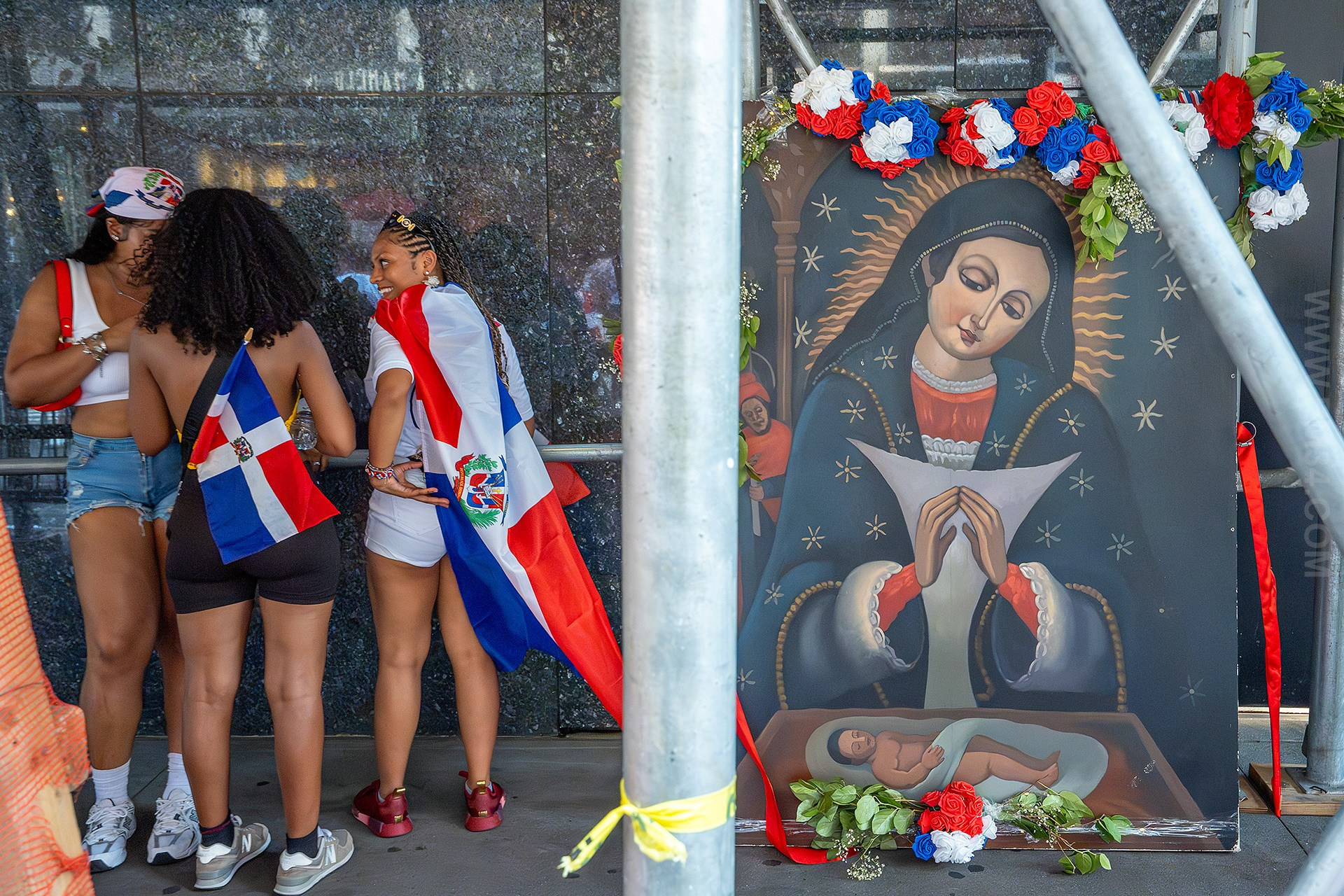 Dominican Day Parade NYC Photos — Sony A9 III + 16-35mm GM Lens Capturing 42nd to 55th Street in Stunning Street Photography. Emin Kuliyev — Award-Winning Wedding Photojournalist NYC & USA | Best Wedding Photographer Known for Candid, Timeless Moments