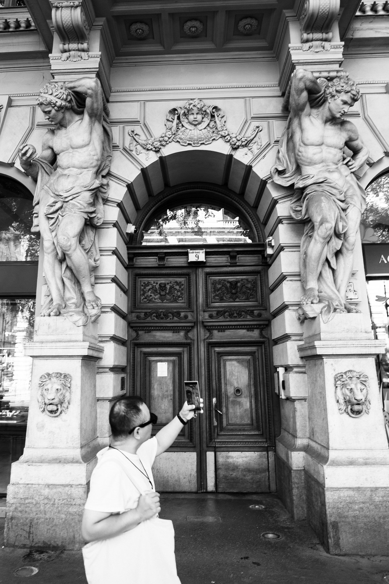 The Atlantes and the Tourist | Budapest 2026 | CANON 6D