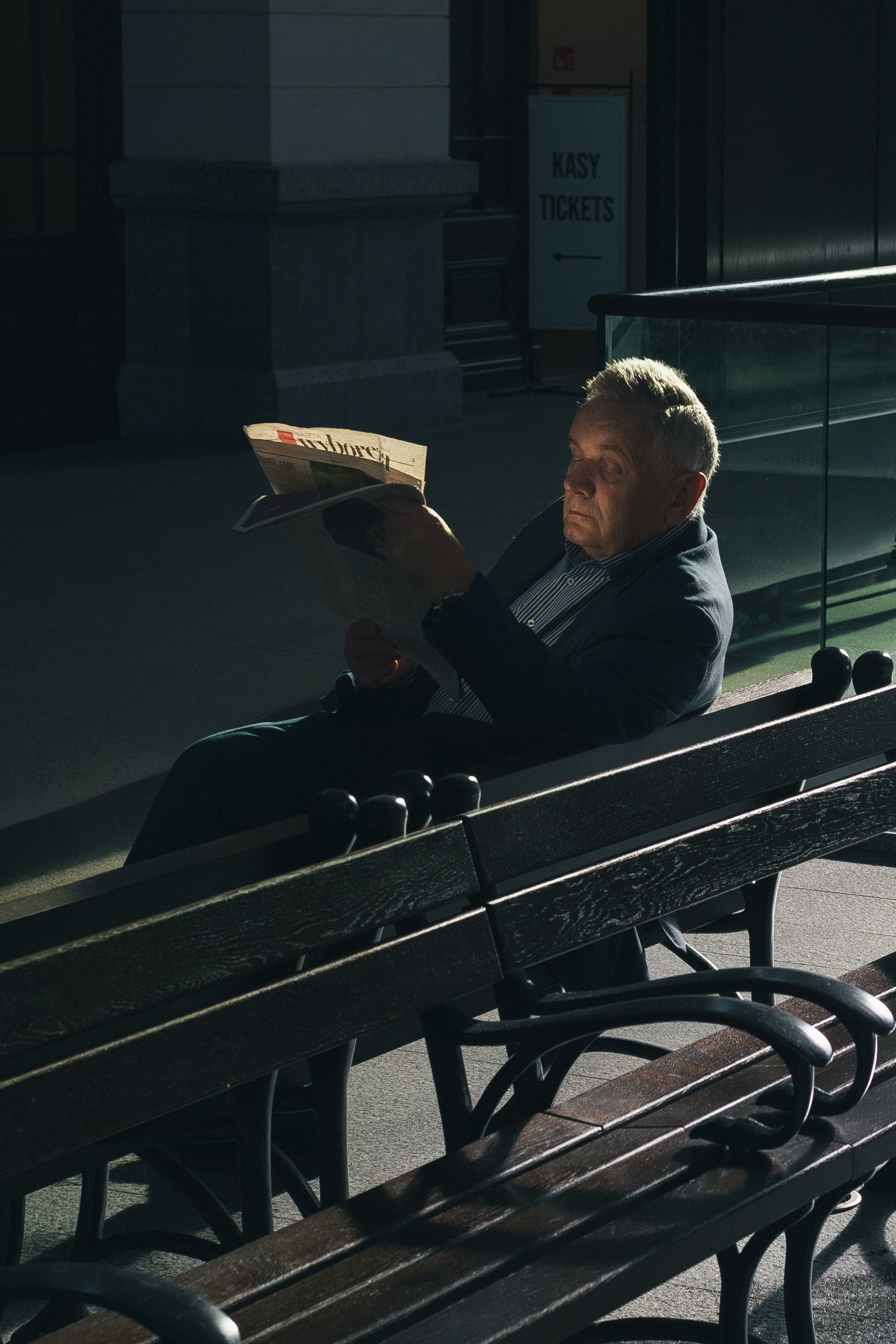 A man is reading the morning newspaper at the Gdańsk train station. | Gdańsk 2026 | CANON 6D