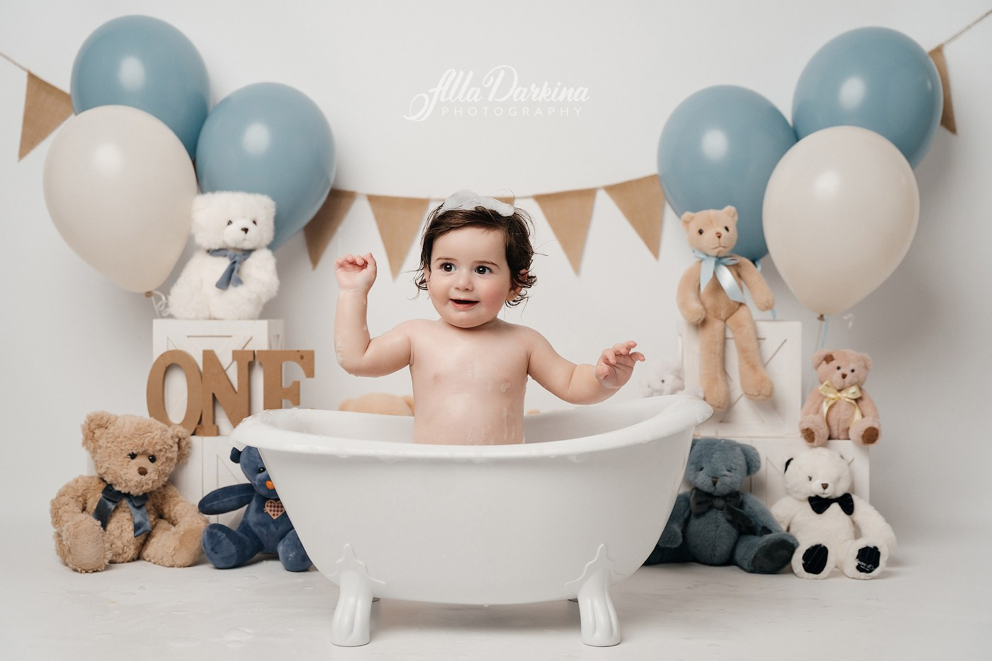 Teddy bear cake smash session. Newborn and family photographer. Hills District. Sydney