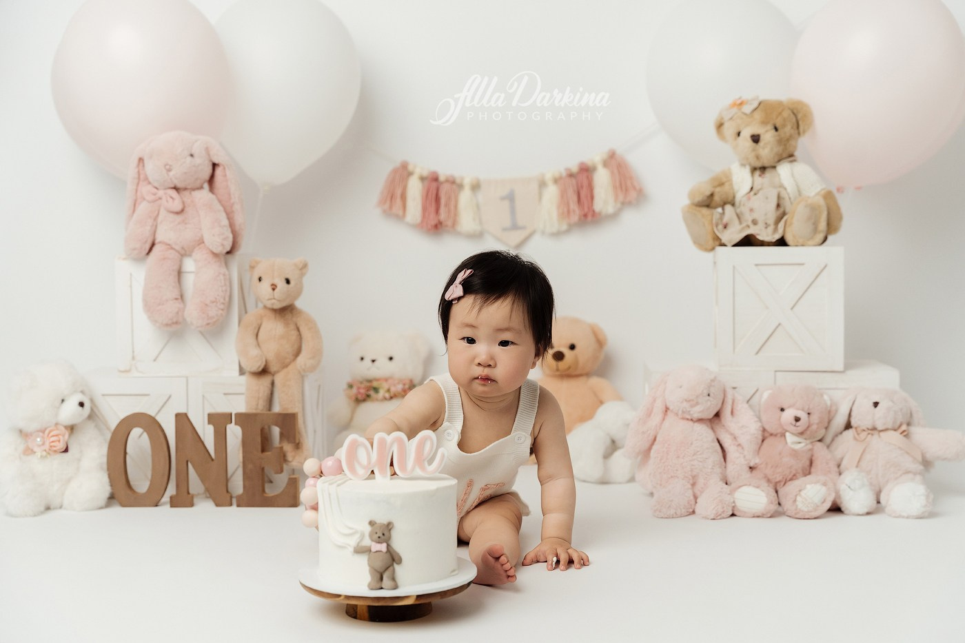 Cake smash session. Newborn and family photographer. Hills District. Sydney