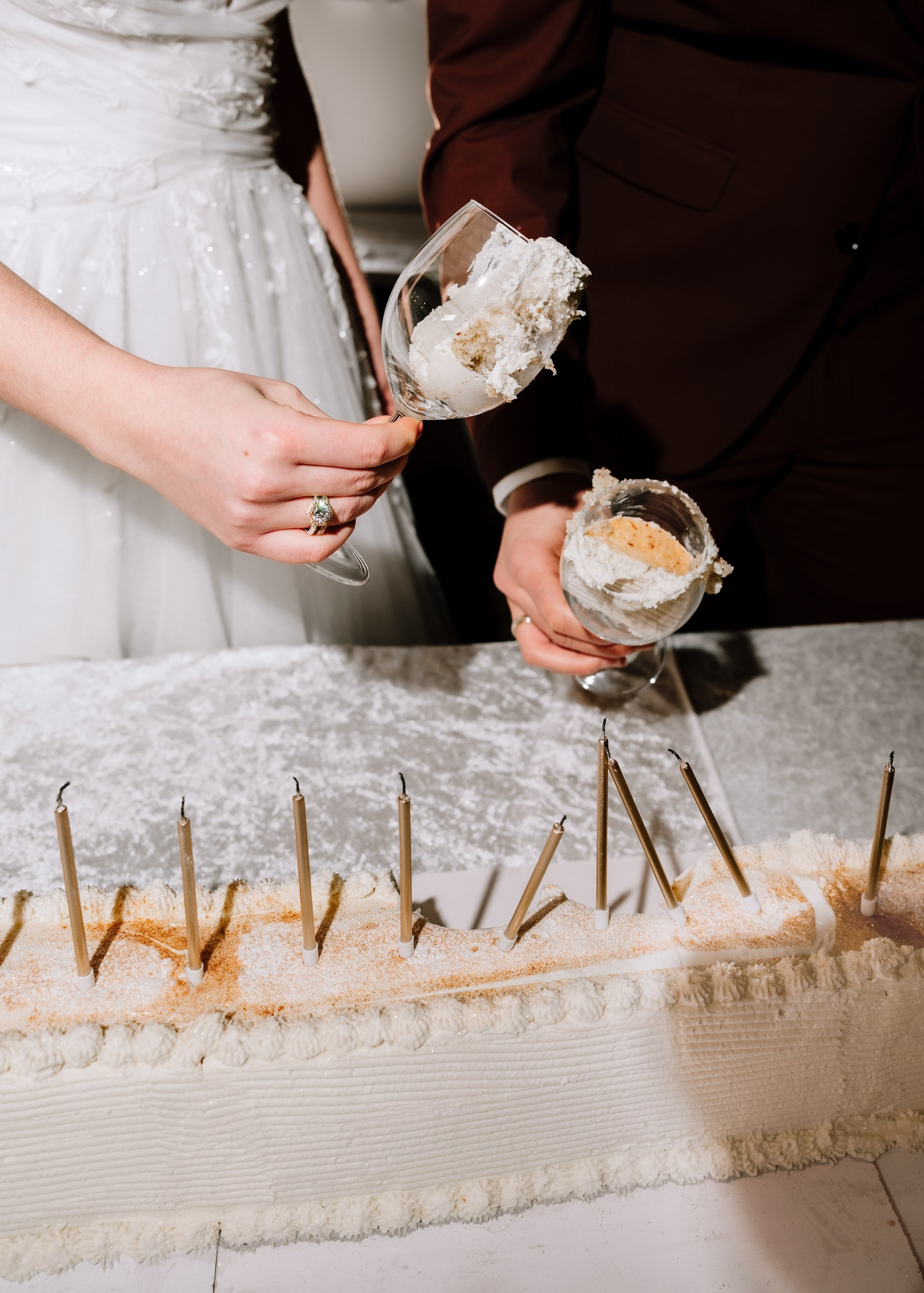 Vanessa und Tahar schneiden ihre Hochzeitstorte im The Eventery an – fotografiert von Hochzeitsfotografin Anna Saribekyan