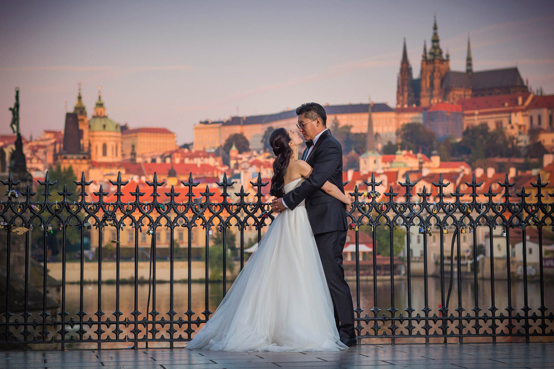 Cedric Son embrace Catherine Prague Castle sunrise golden skyline portrait.