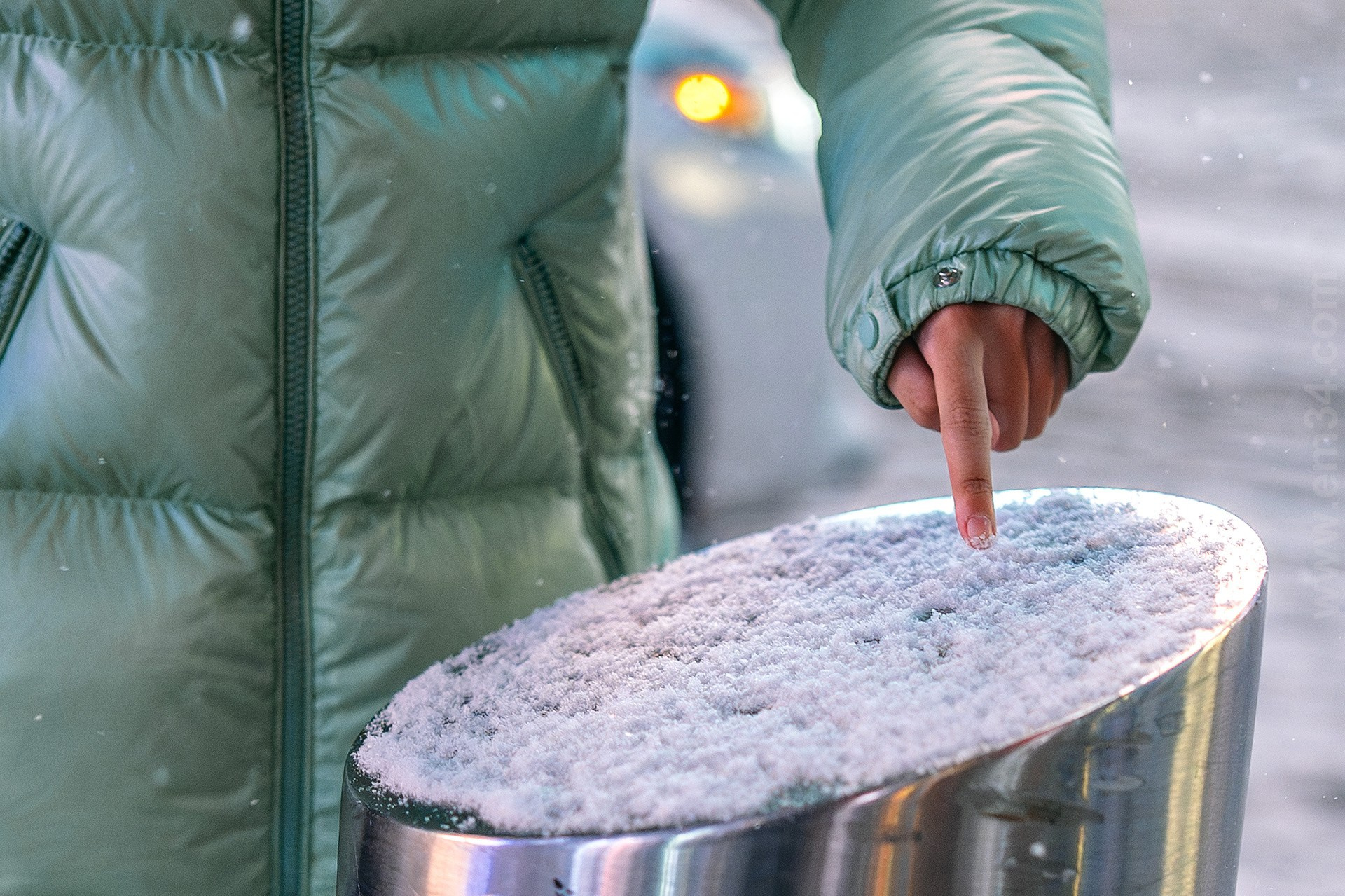 New York City Snowfall Street Photography — Night Winter Scenes Capturing Emotions, Reactions & Euphoria of Falling Snow. Emin Kuliyev — Award-Winning Wedding Photojournalist NYC & USA | Best Wedding Photographer Known for Candid, Timeless Moments