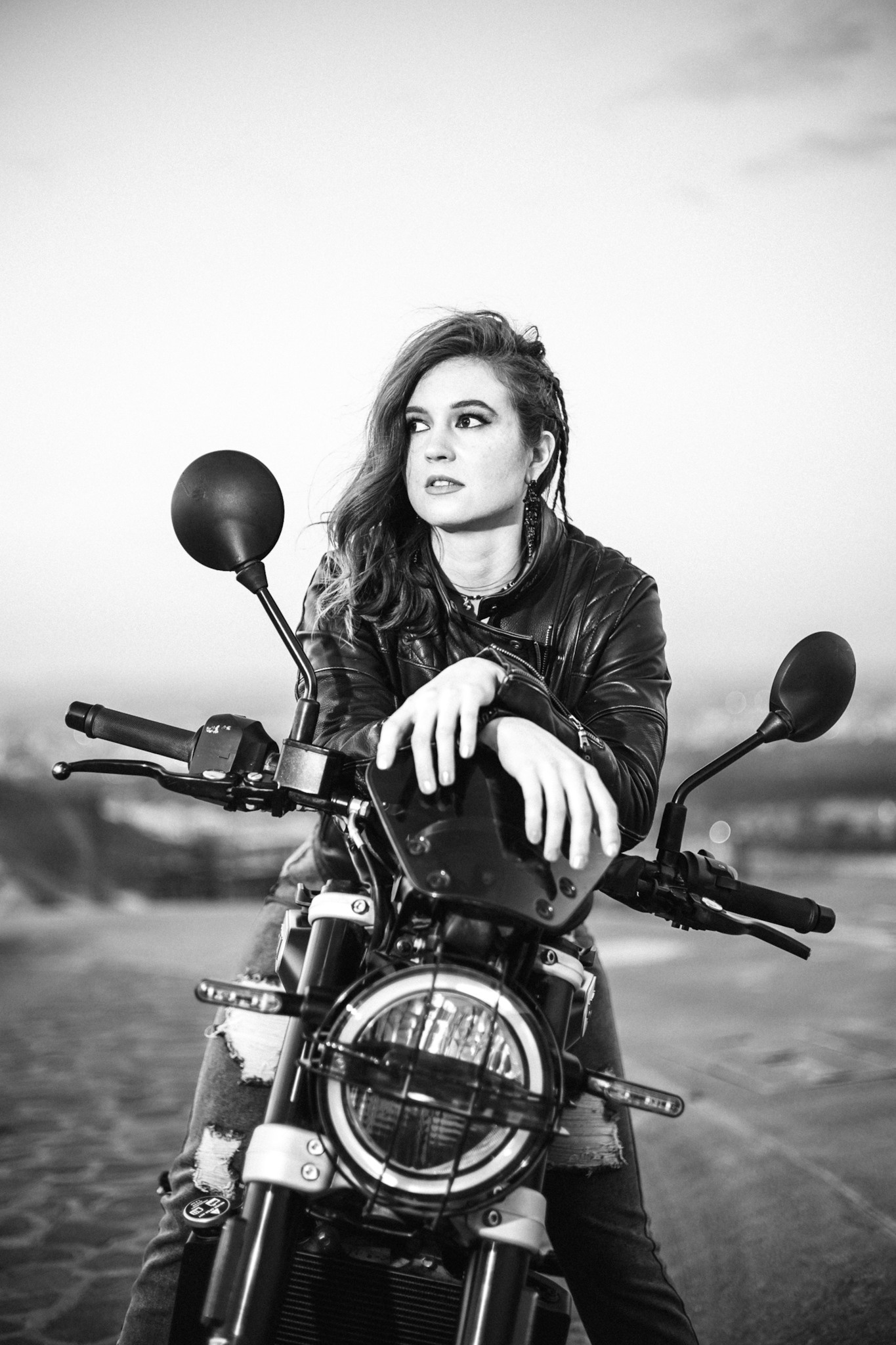 Photo portrait girl on the motorbike b&w