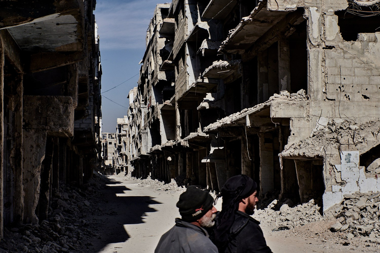 Damas, 16 décembre 2024 – Dans les ruines du quartier de Yarmouk. Cet ancien camp de réfugiés palestiniens, dans lequel vivaient environ 160.000 personnes au début de la guerre civile, en 2011, a été assiégé par les forces gouvernementales syriennes de 2013 à 2015. Aujourd'hui, seules quelques milliers d'âmes survivent au milieu des décombres.