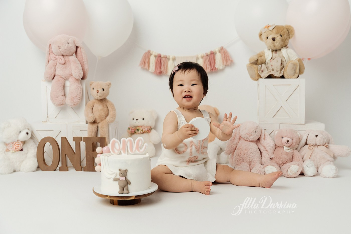 Cake smash session. Newborn and family photographer. Hills District. Sydney