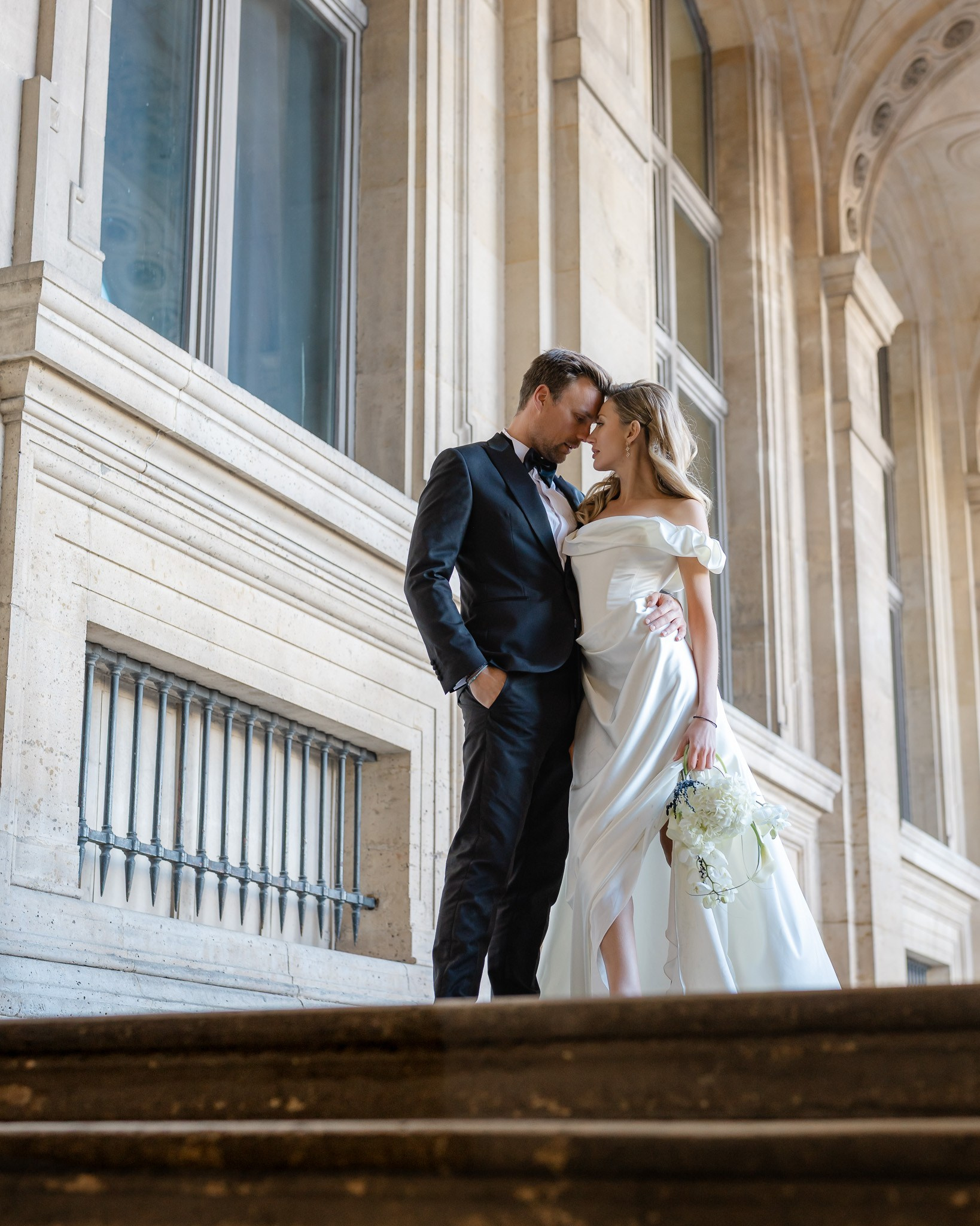 Fine art trouwfoto bij het Louvre Museum - Kapture Fotografie