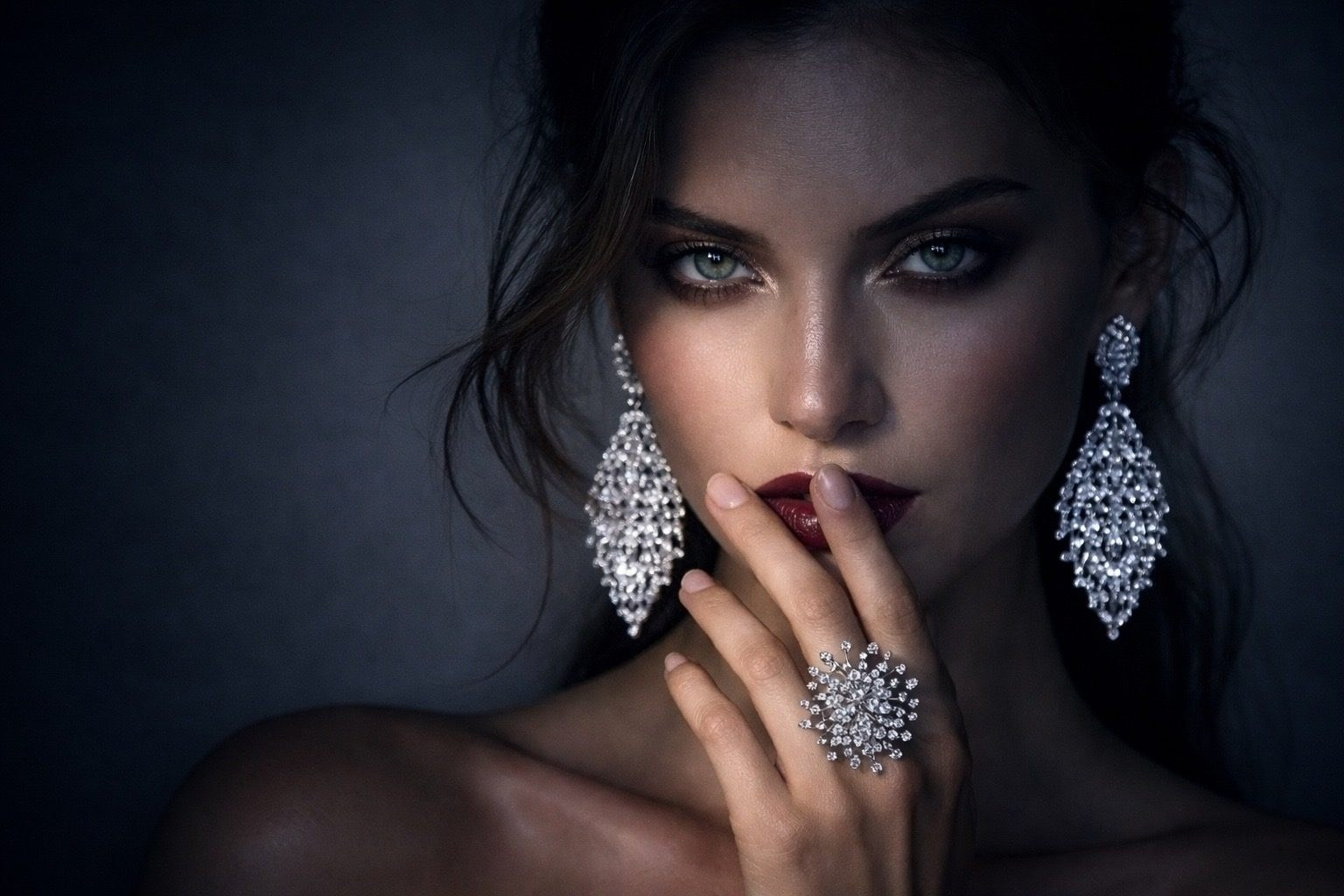 Вечерний портрет девушки с серьгами на тёмном фоне