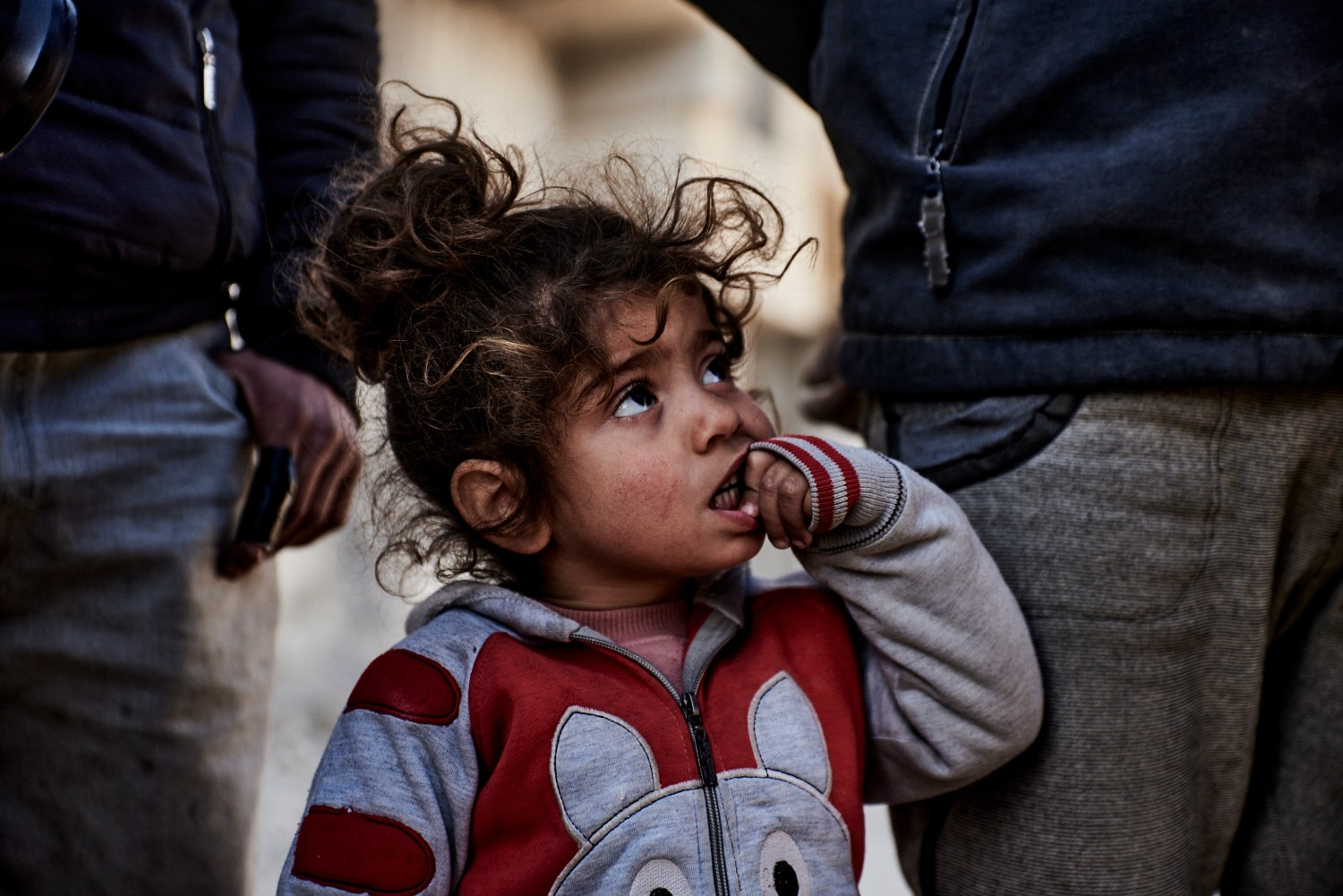 Damas, 16 décembre 2024 – Une fillette palestinienne, dans les ruines du camp de réfugiés de Yarmouk. Sa famille fait partie d'une des rares restées sur place après la destruction totale du quartier par les bombes du régime syrien. Les perspectives d'avenir sont quasi inexistantes dans le quartier, et les habitants espèrent que le changement d'administration apportera une amélioration de leurs conditions de vie.