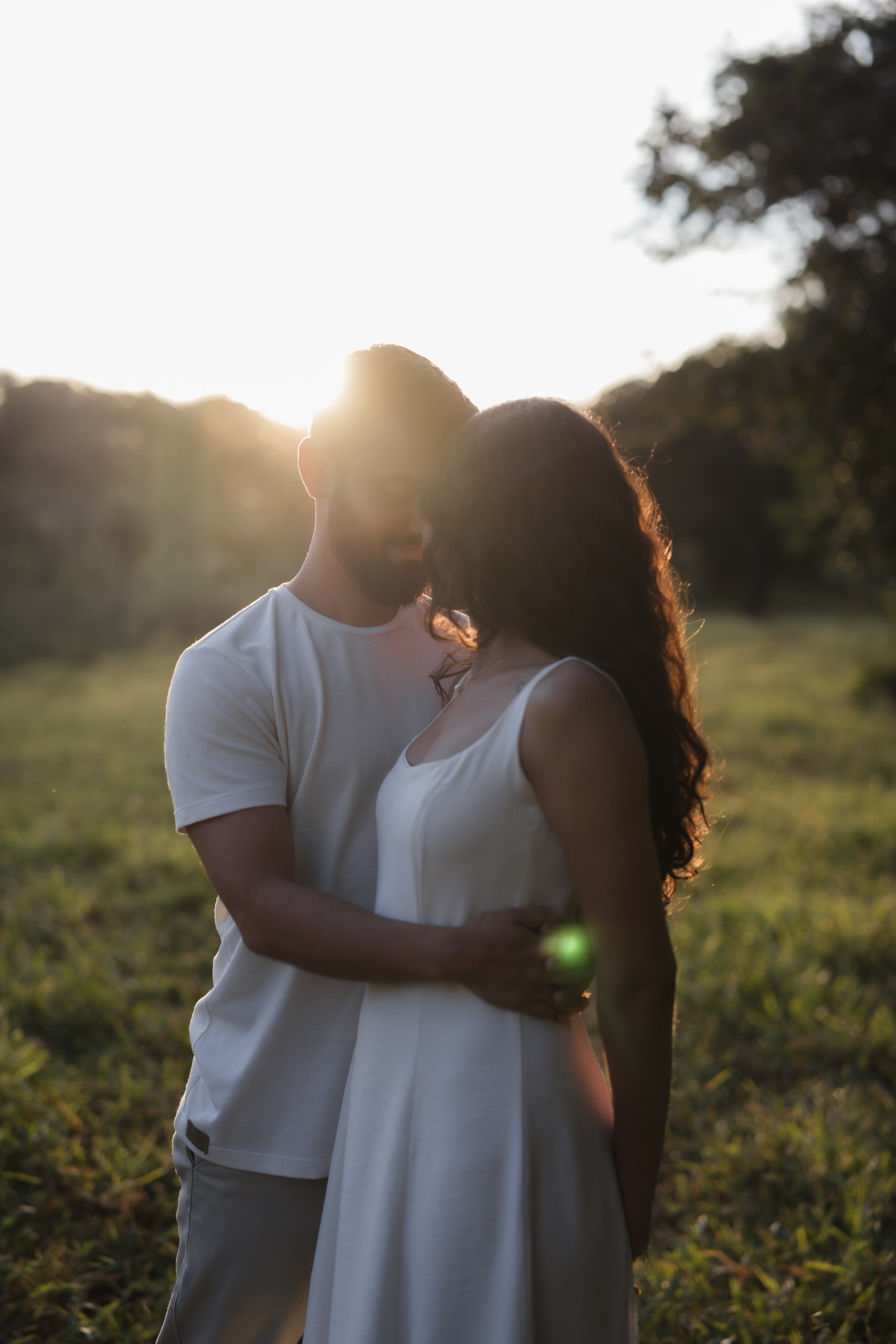 Diego e Luana compartilhando sorrisos durante ensaio fotográfico de casal em Belo Horizonte.
