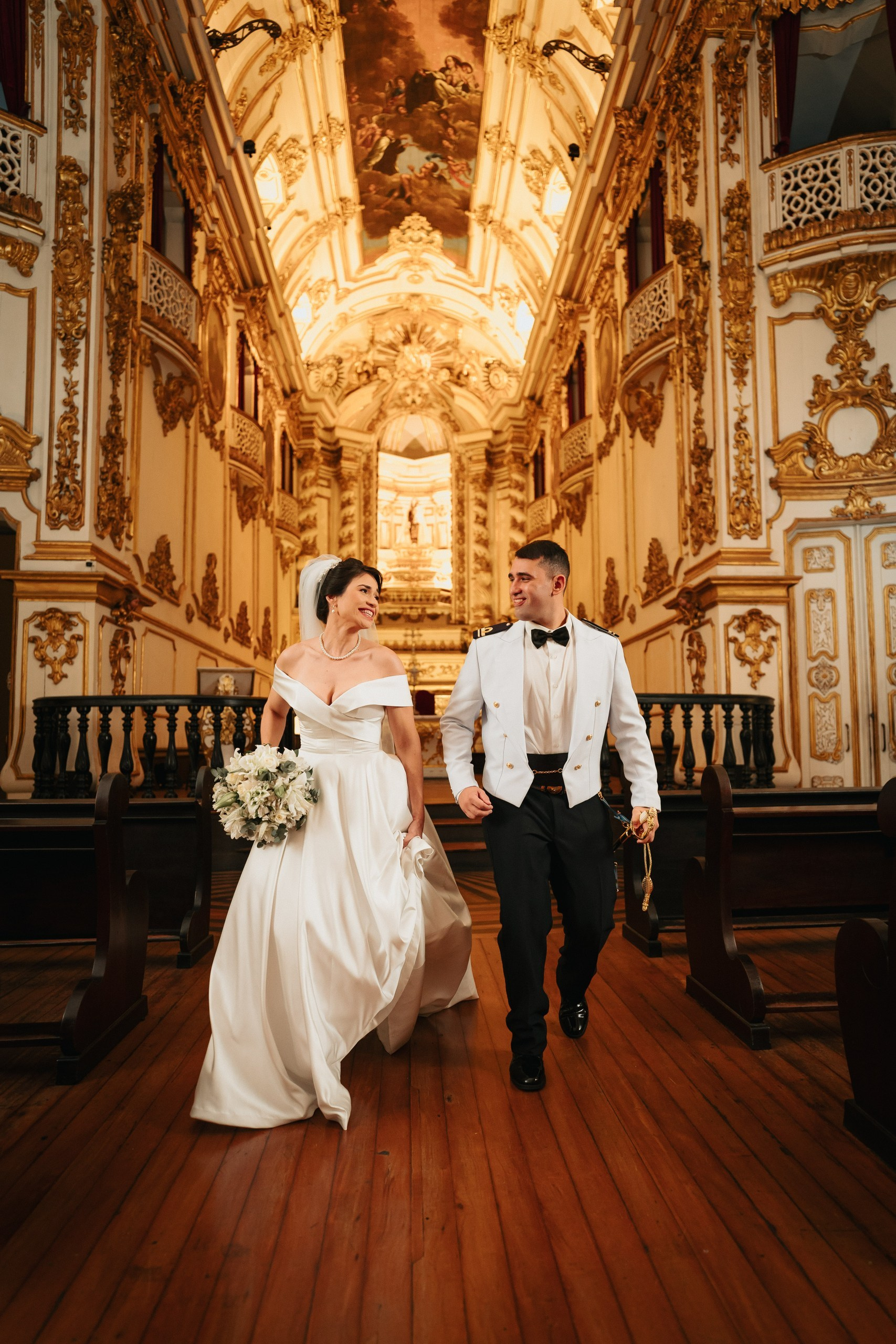 Casal celebrando destination wedding elegante em igreja tradicional no Rio de Janeiro