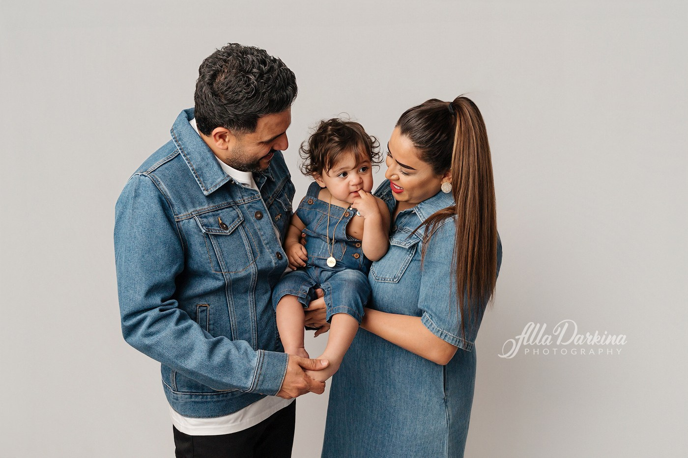 Photo session for 3-12 months babies price guide. Newborn and family photographer. Hills District. Sydney