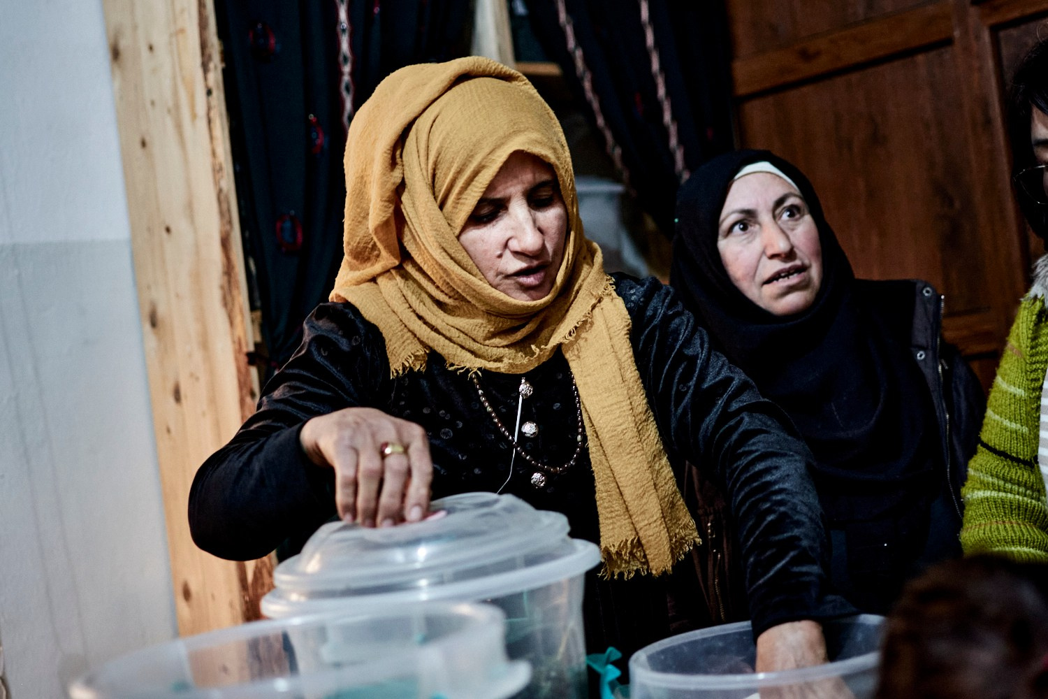 Jinwar, 12 février 2025 - Zeinab, l'infirmière du village de Jinwar, peuplé exclusivement de femmes, utilise principalement des médicaments naturels pour soigner ses patientes.