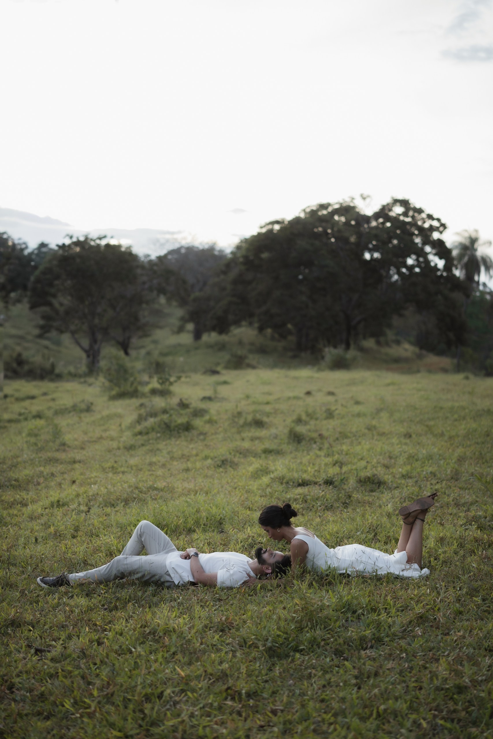 Diego e Luana compartilhando olhares e sorrisos em um ensaio romântico realizado em Belo Horizonte.